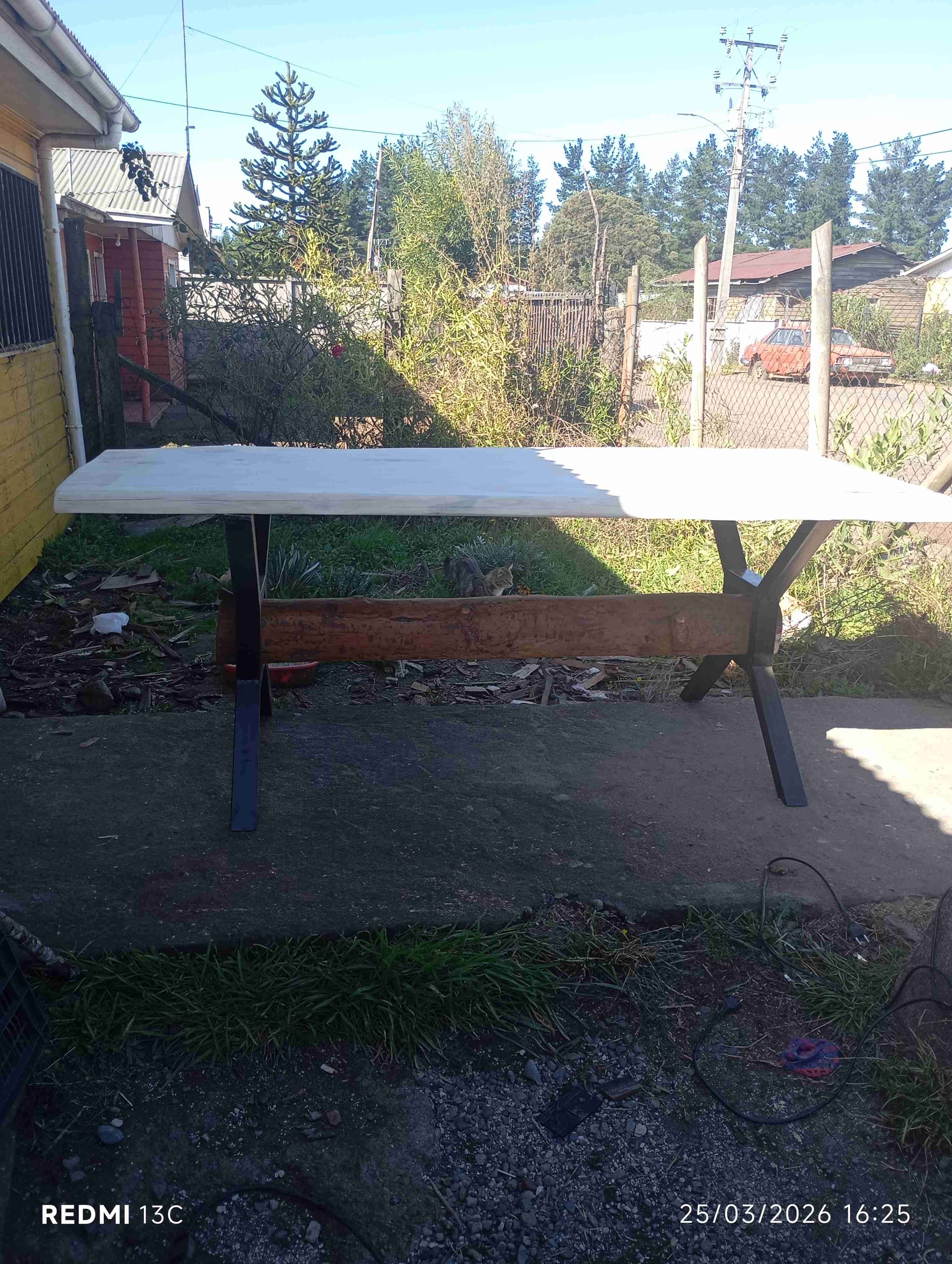 Mesa de madera con estructura metálica - 4