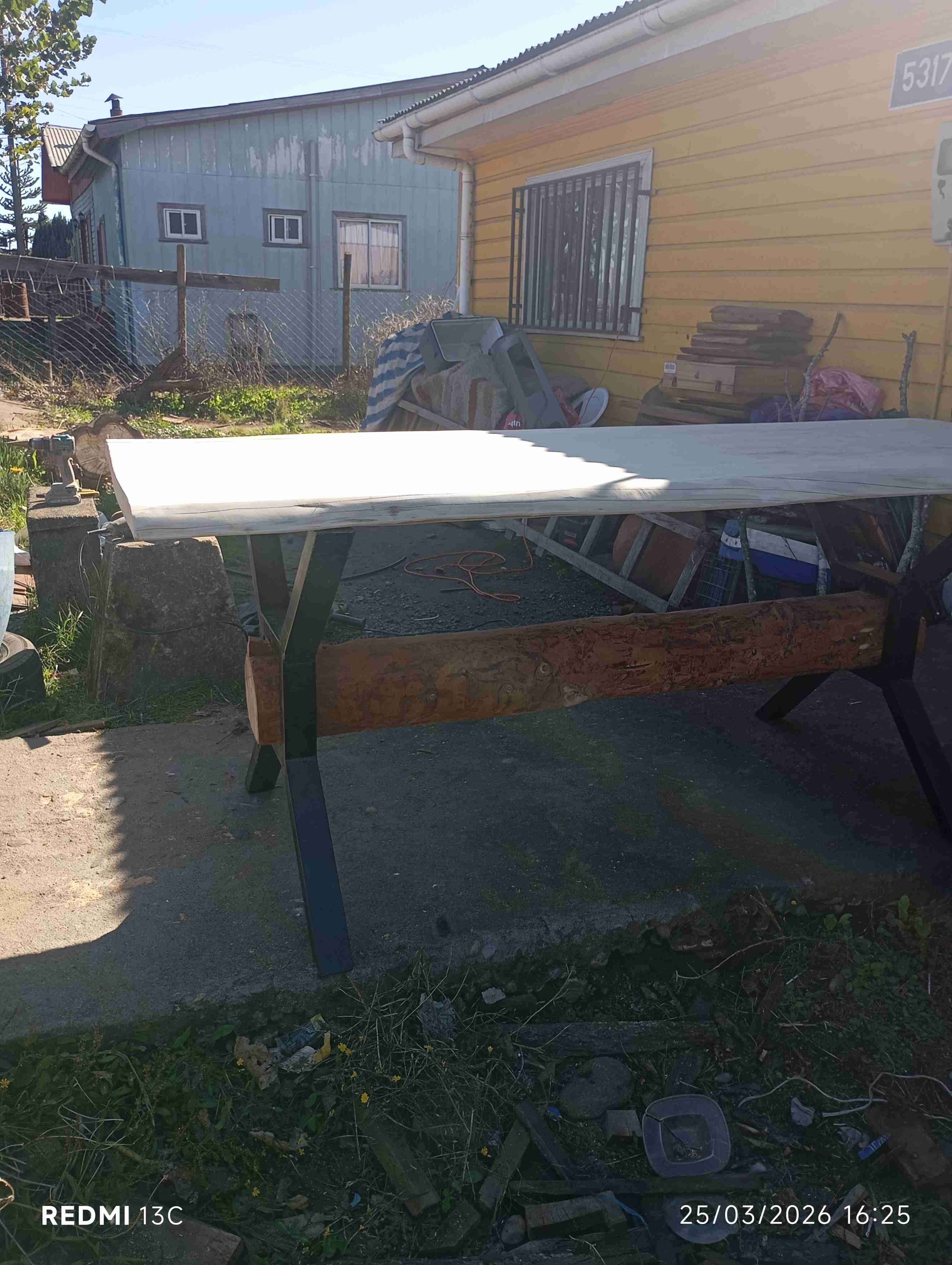 Mesa de madera con estructura metálica - 5