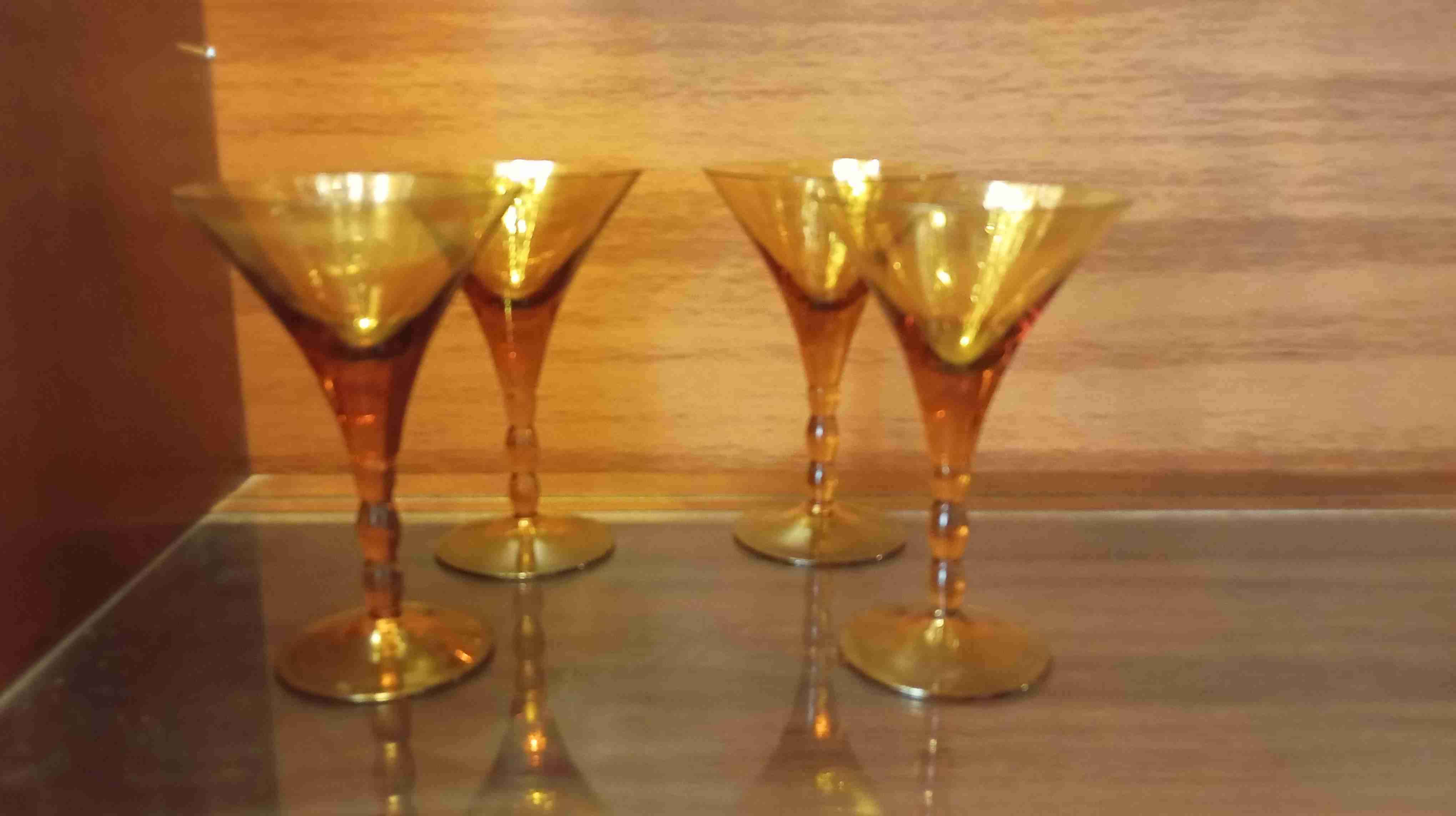 Juego de copas de martini retro. - miniatura 1