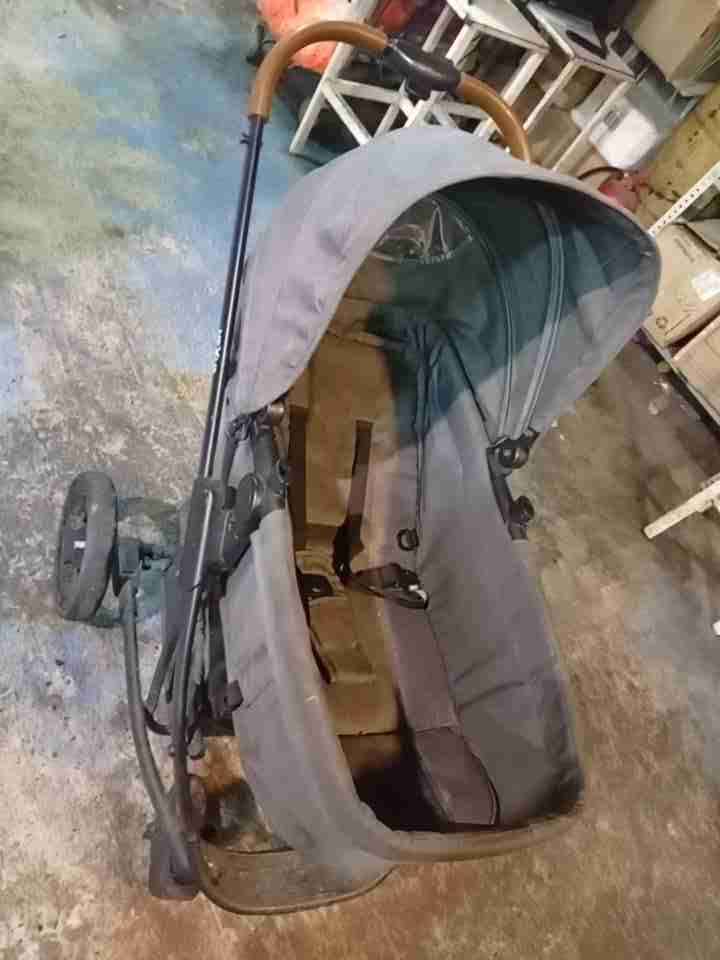 Coche de bebé gris usado - miniatura 1