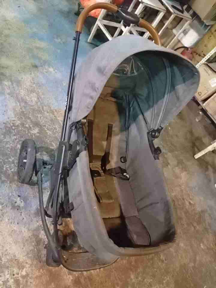 Coche de bebé gris usado - miniatura 2
