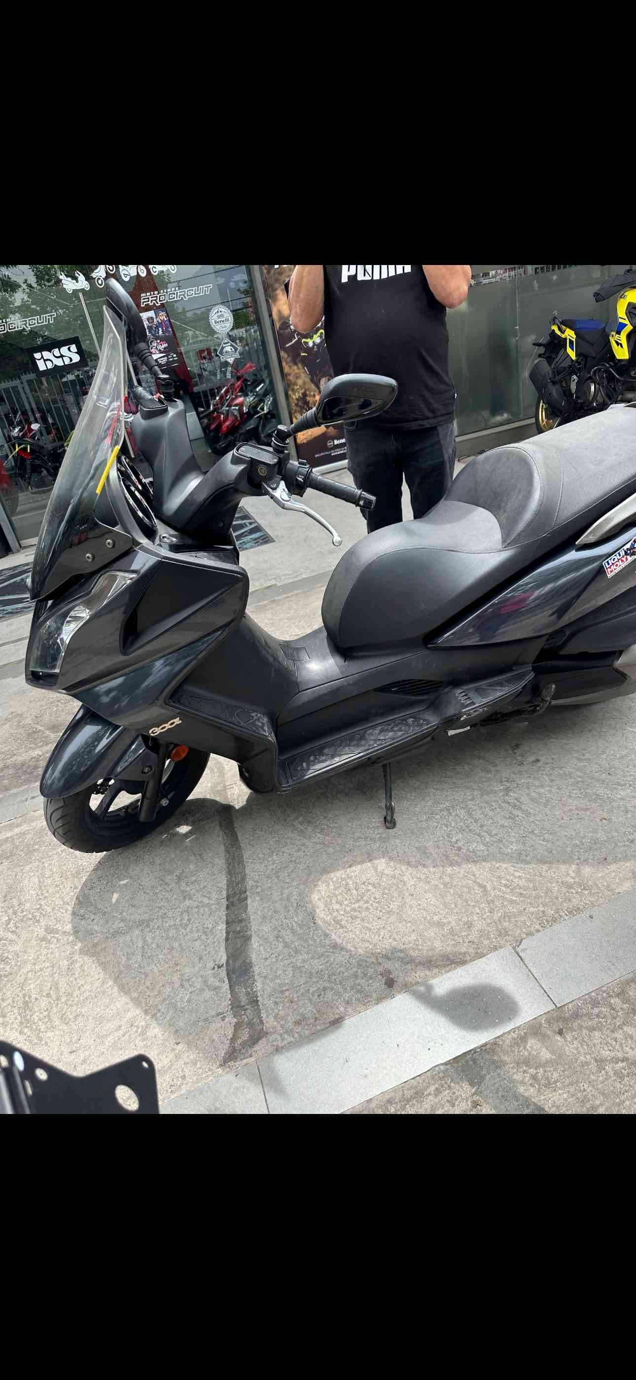 Scooter negra moderna - miniatura 2
