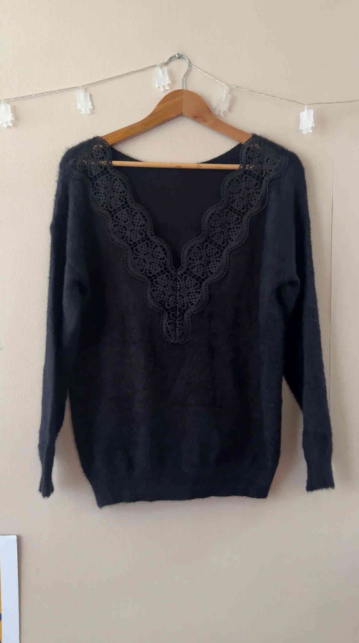 Suéter negro encaje frontal - miniatura 2