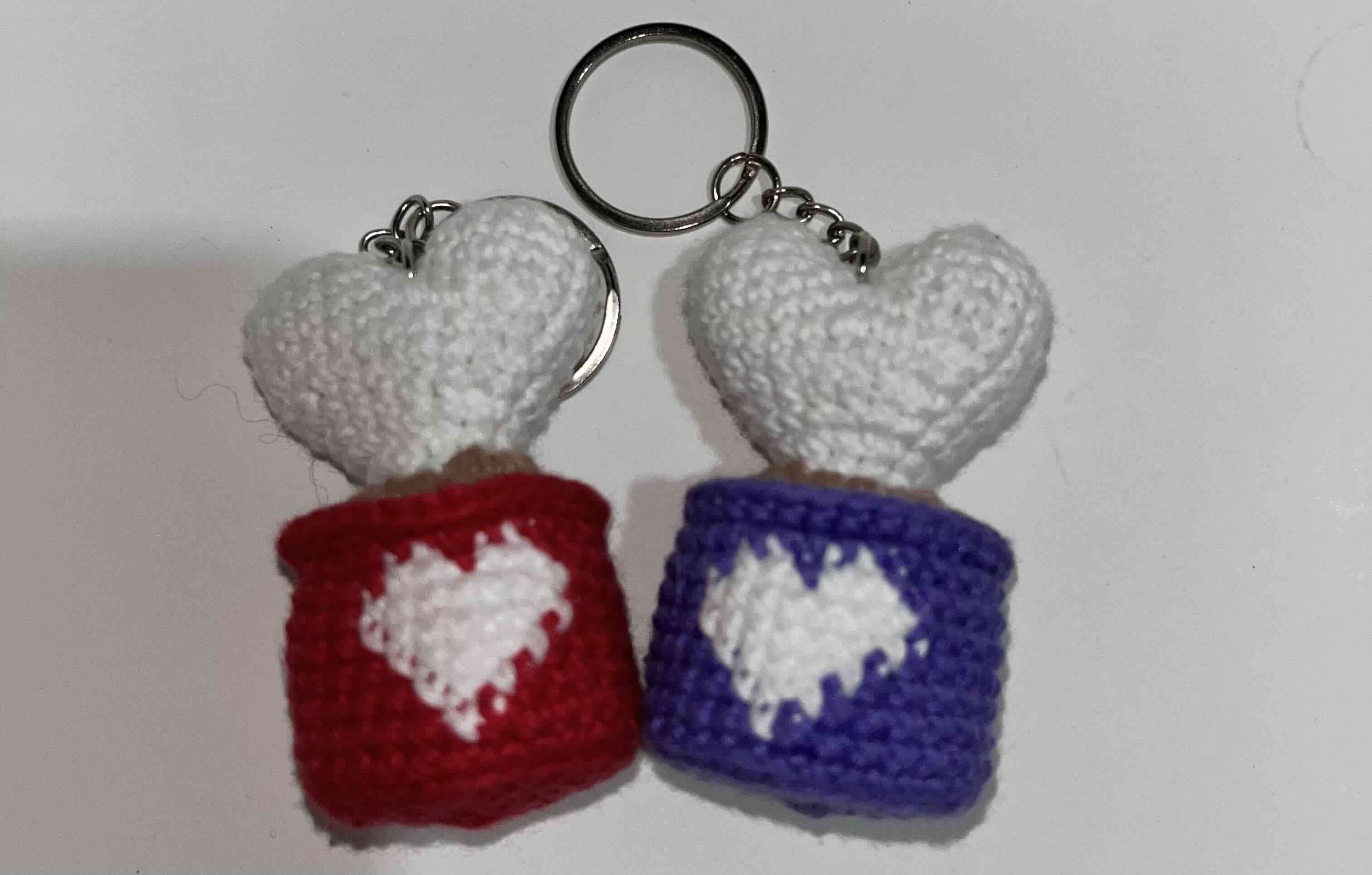 Llavero corazón tejido a mano - miniatura 2