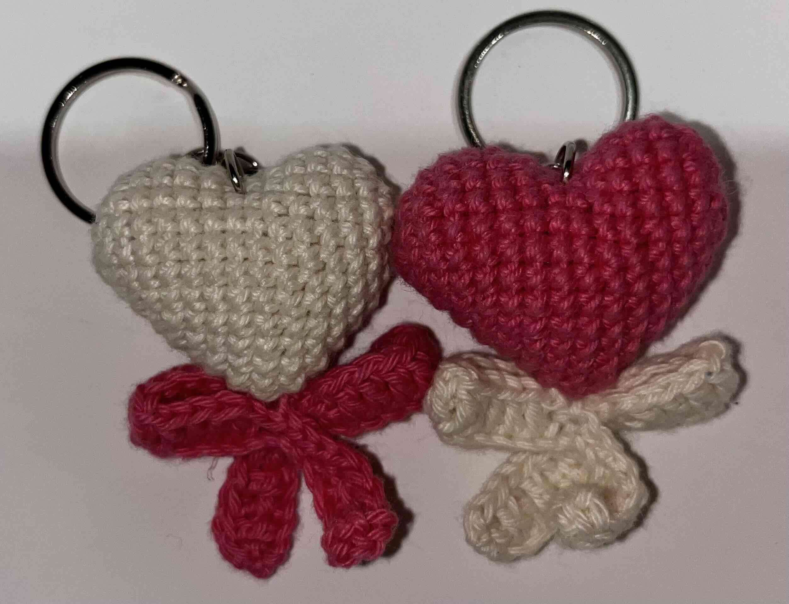 Llavero corazón tejido a mano - miniatura 3