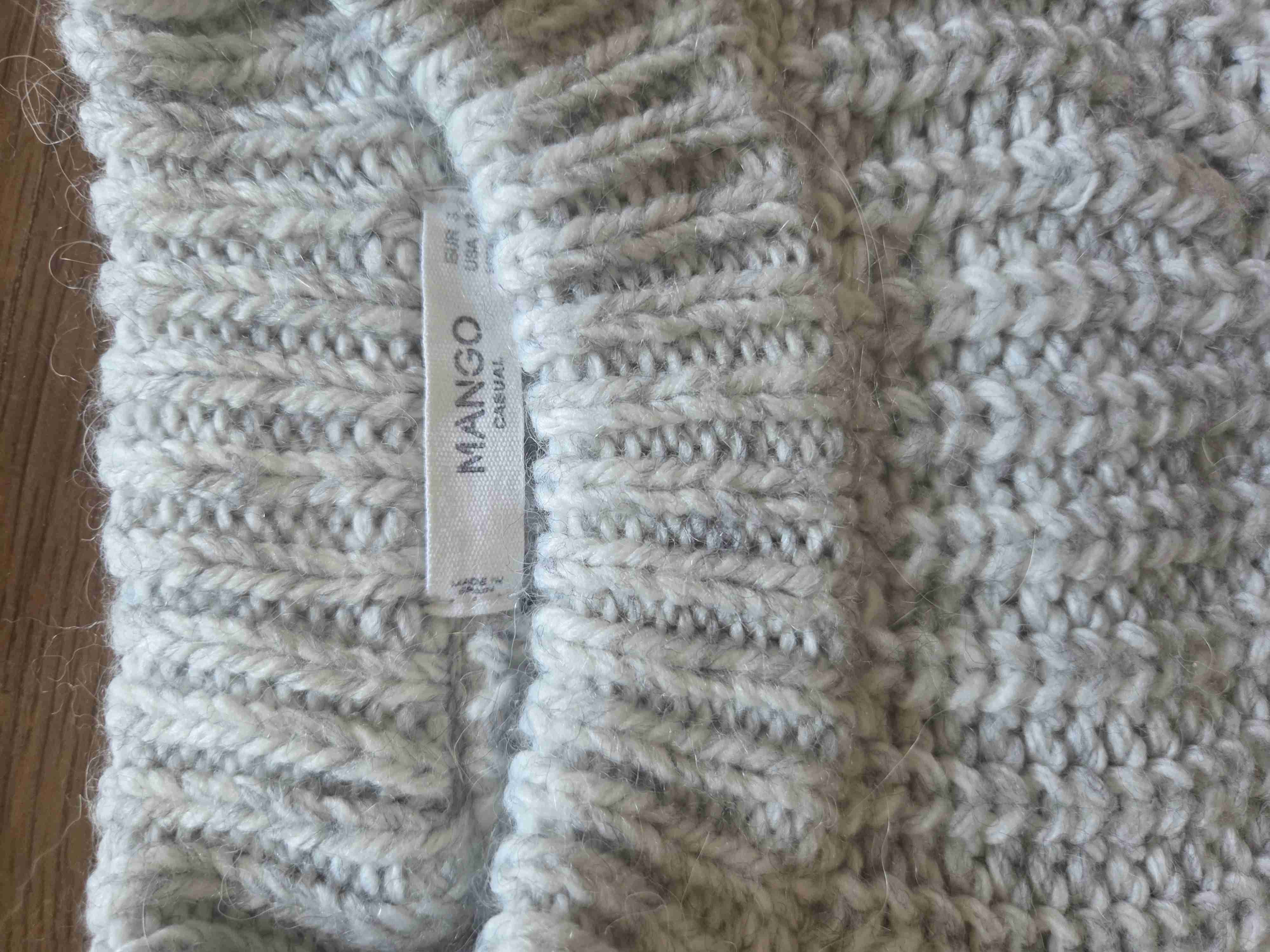 Sweater marca Mango, en perfecto estado - miniatura 4