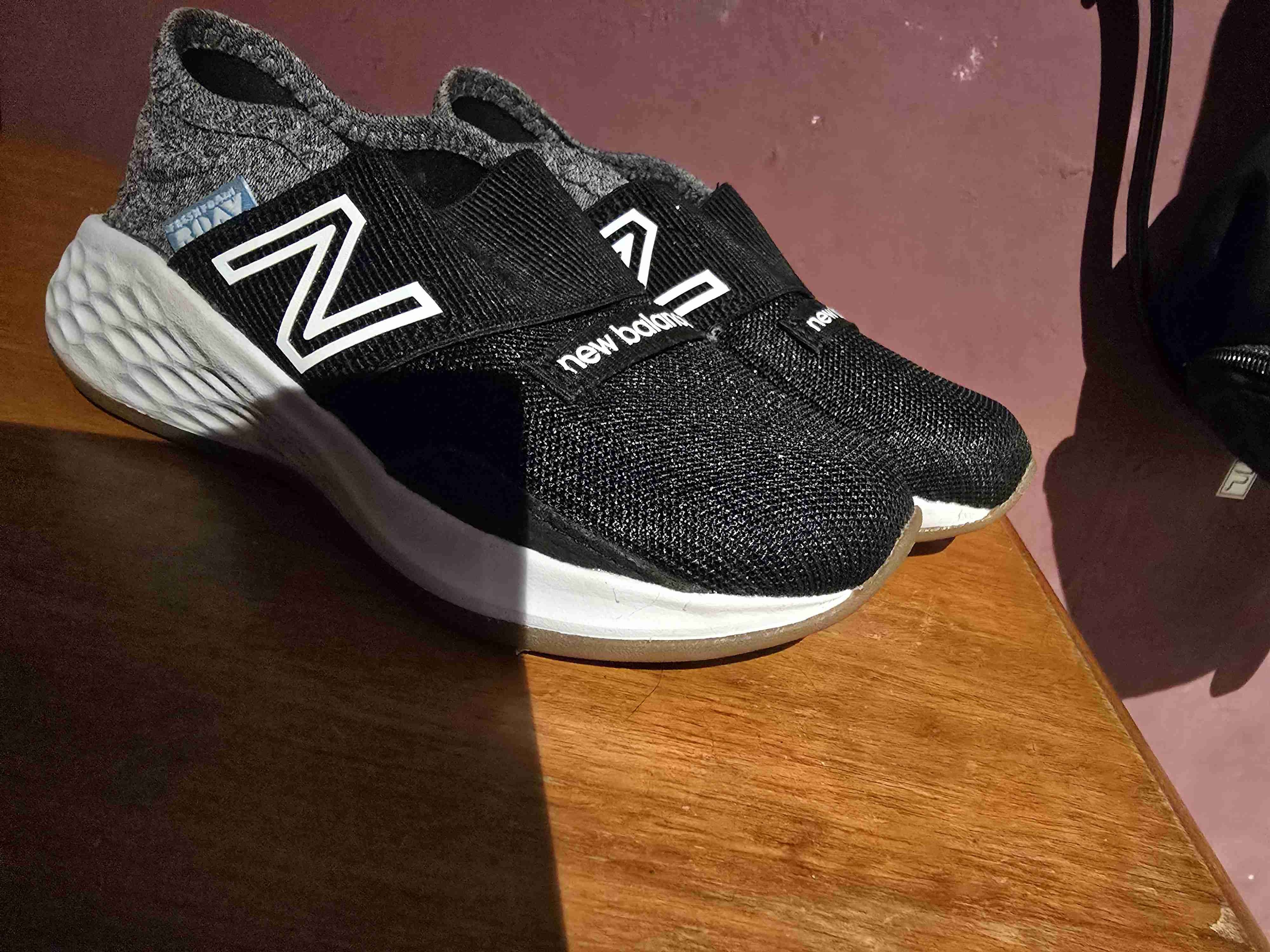 Zapatillas New Balance negro y gris - miniatura 2