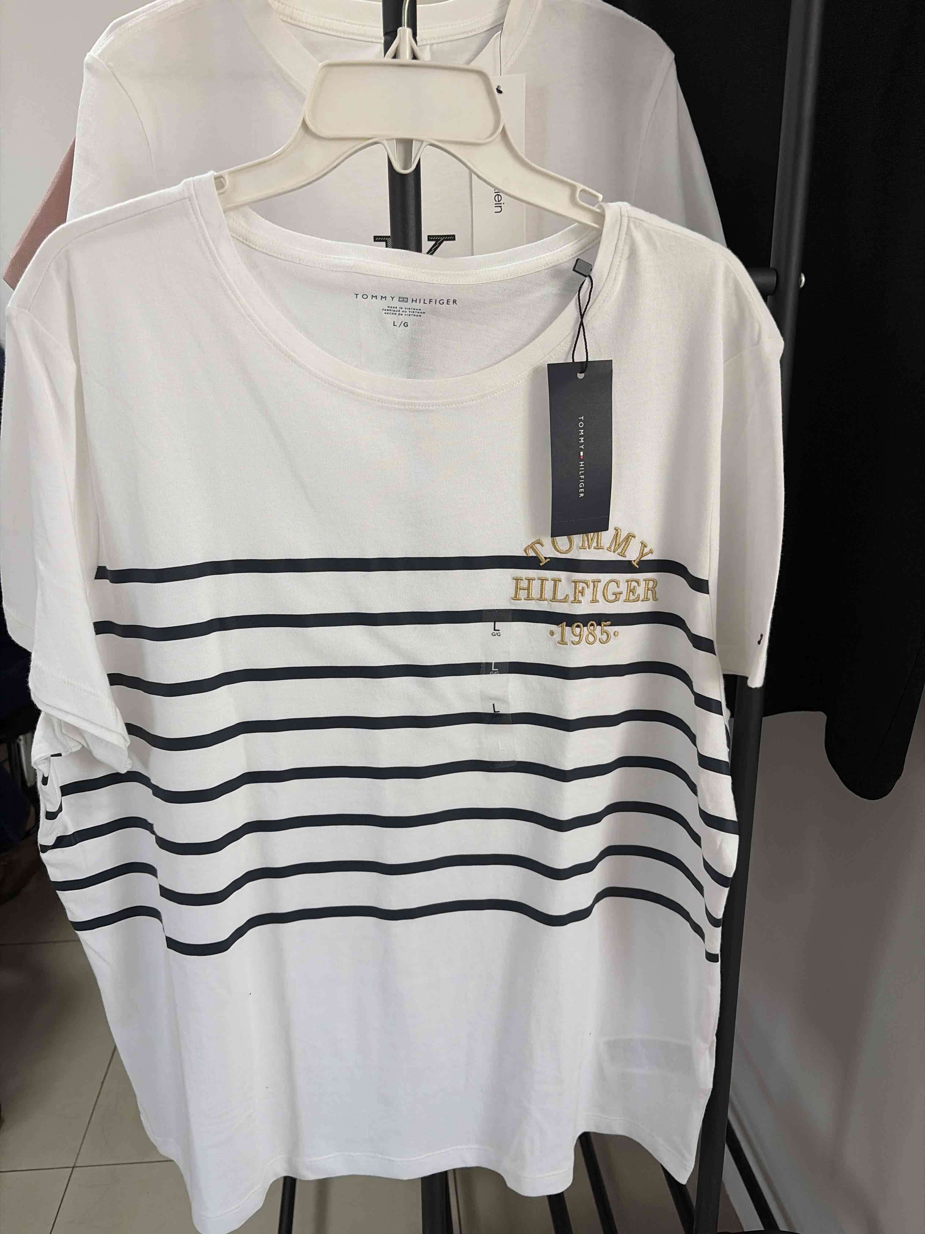 Polera blanca con diseño de rayas - miniatura 1