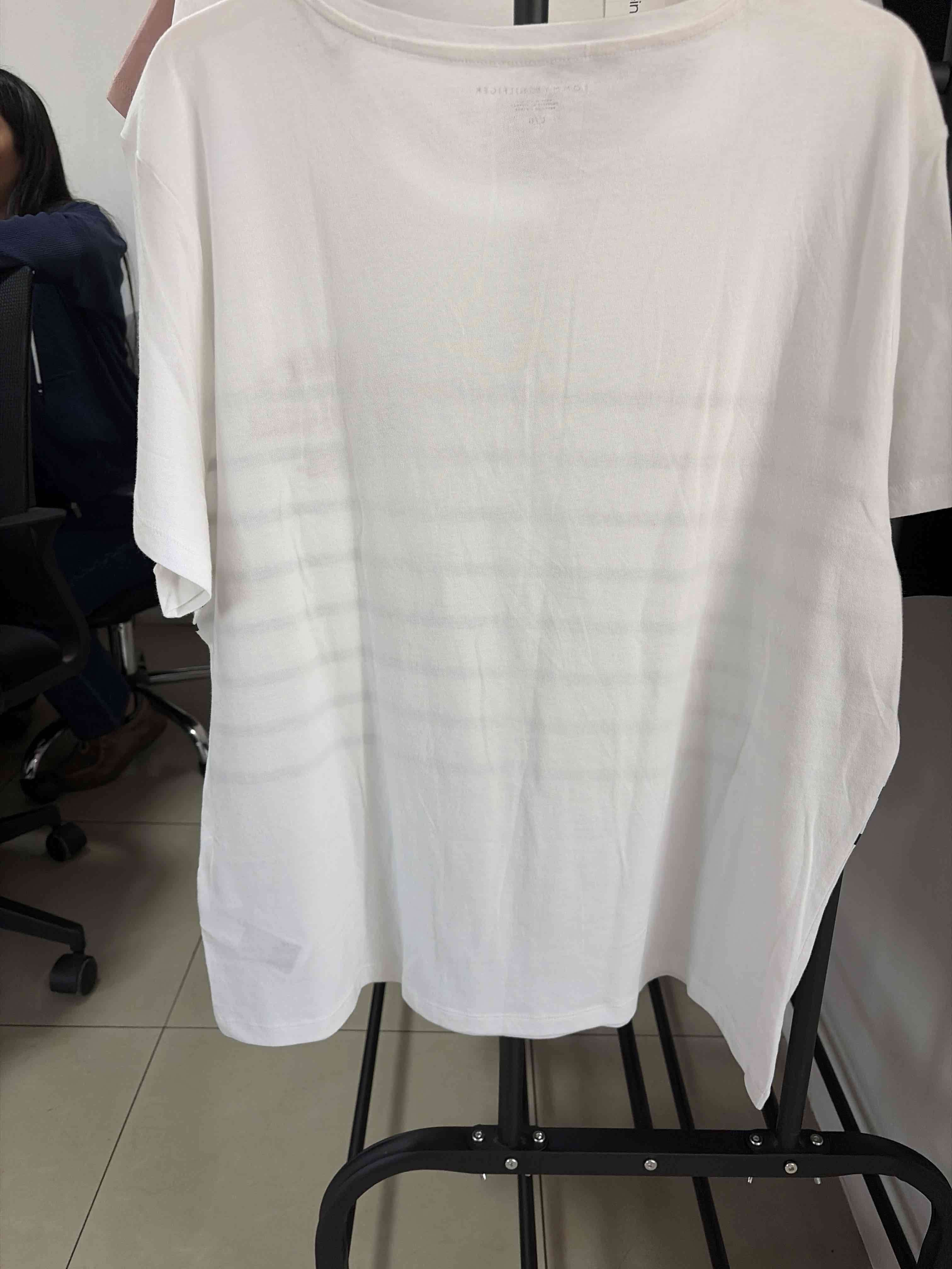 Polera blanca con diseño de rayas - miniatura 2