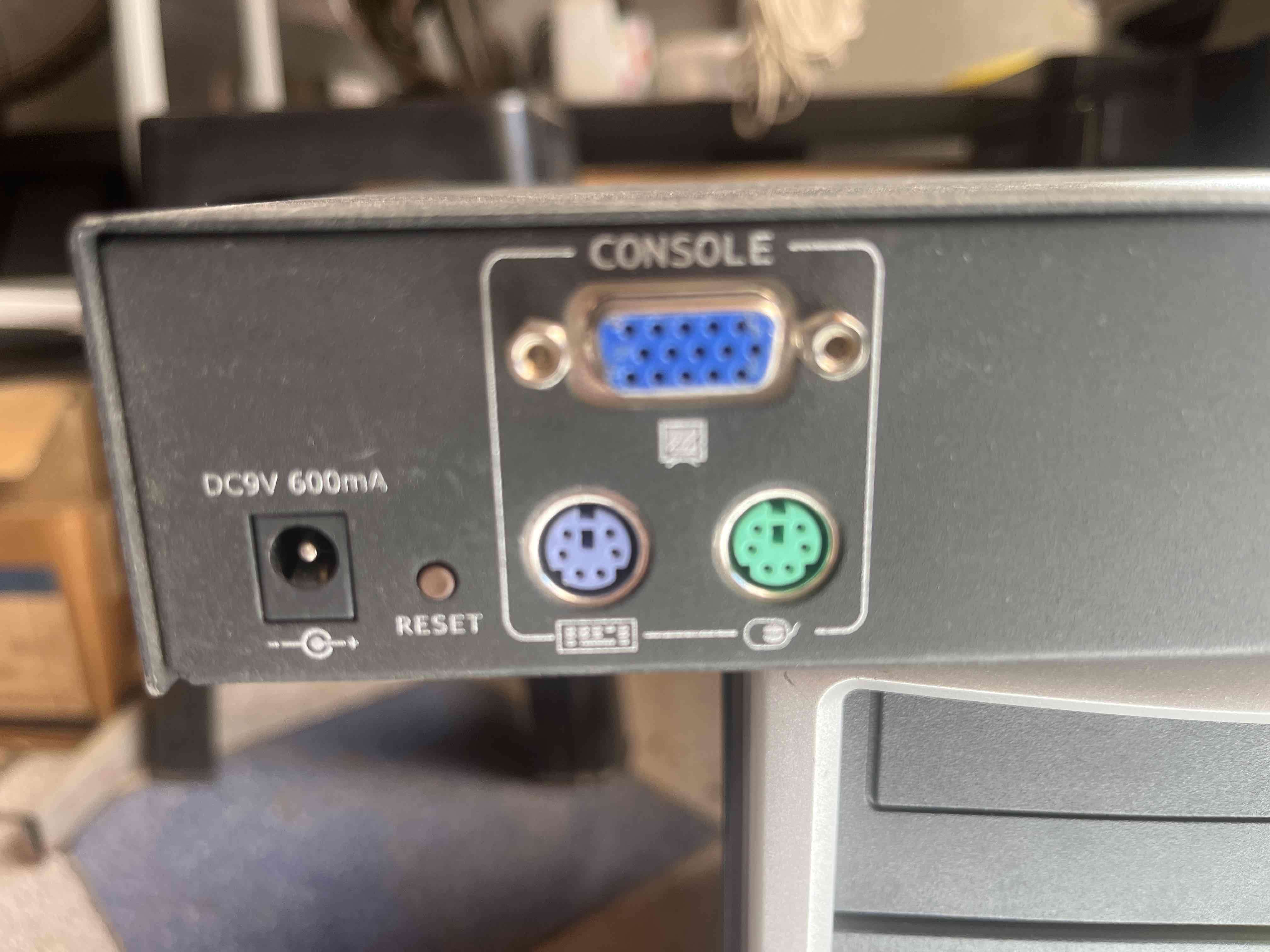 Switch KVM 8 Puertos Rack - miniatura 3