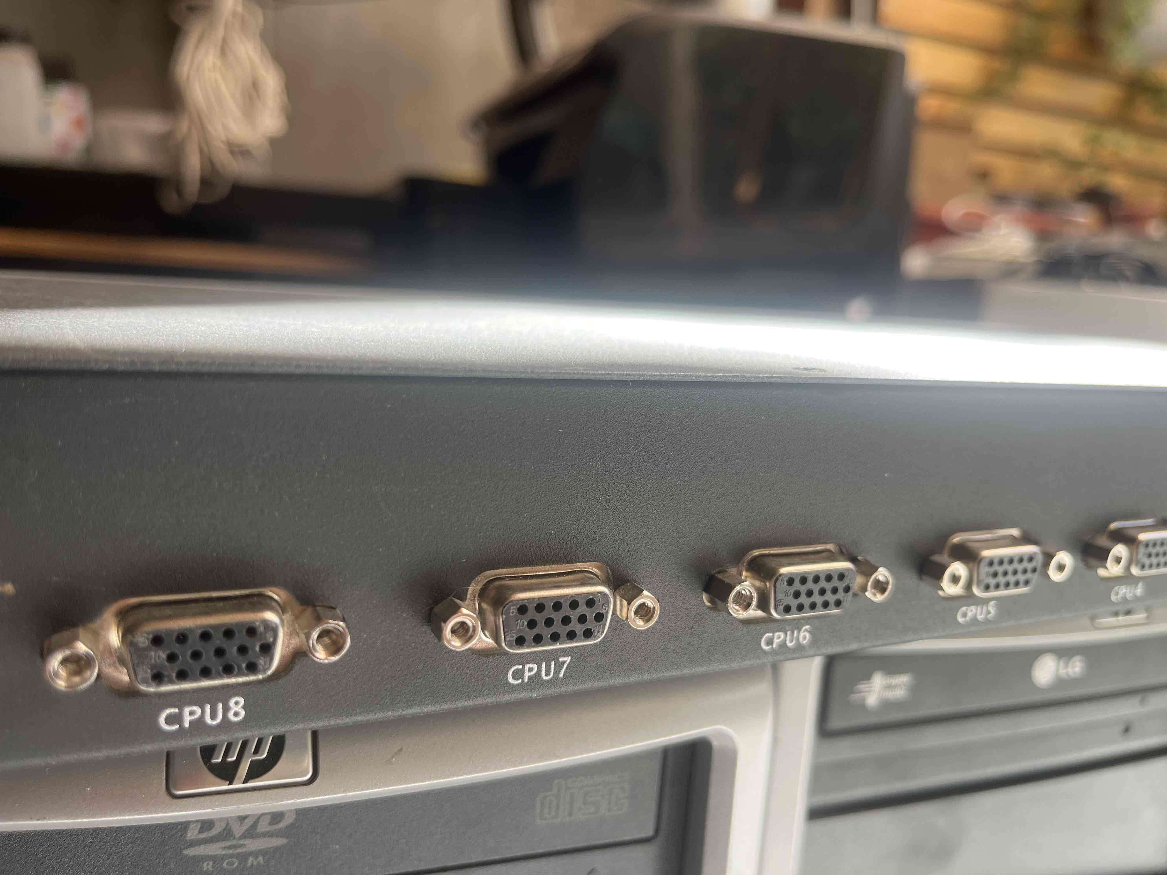 Switch KVM 8 Puertos Rack - miniatura 4