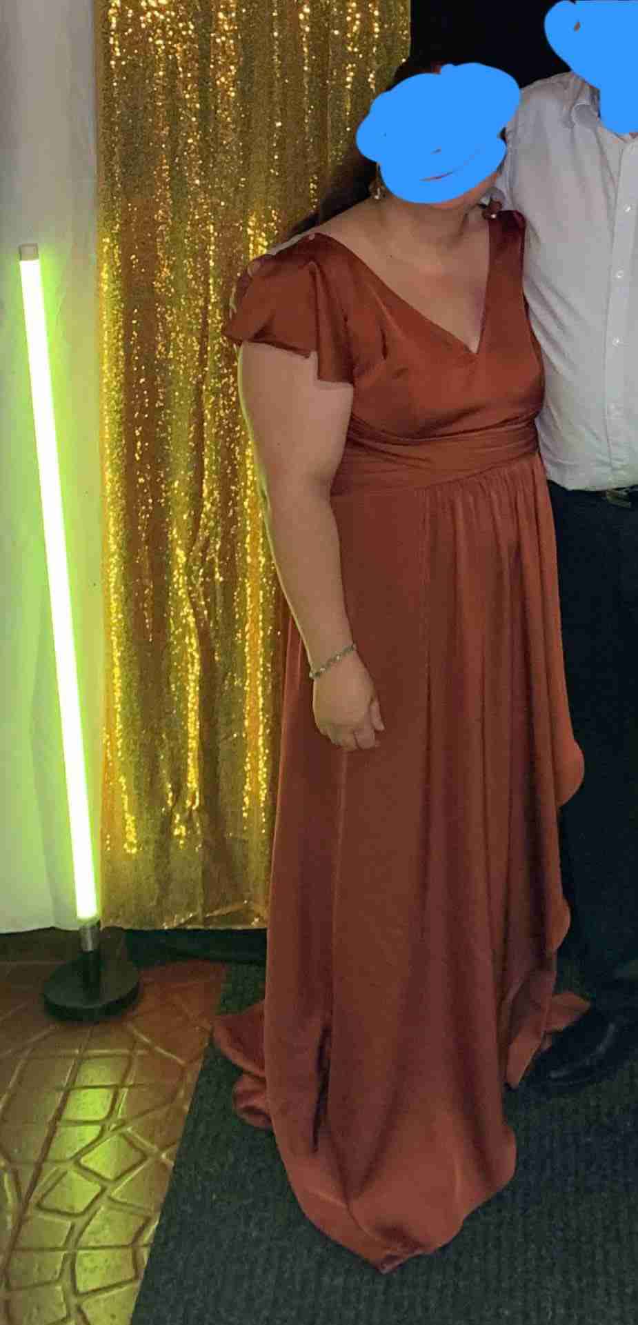 Vestido largo café elegante - miniatura 2