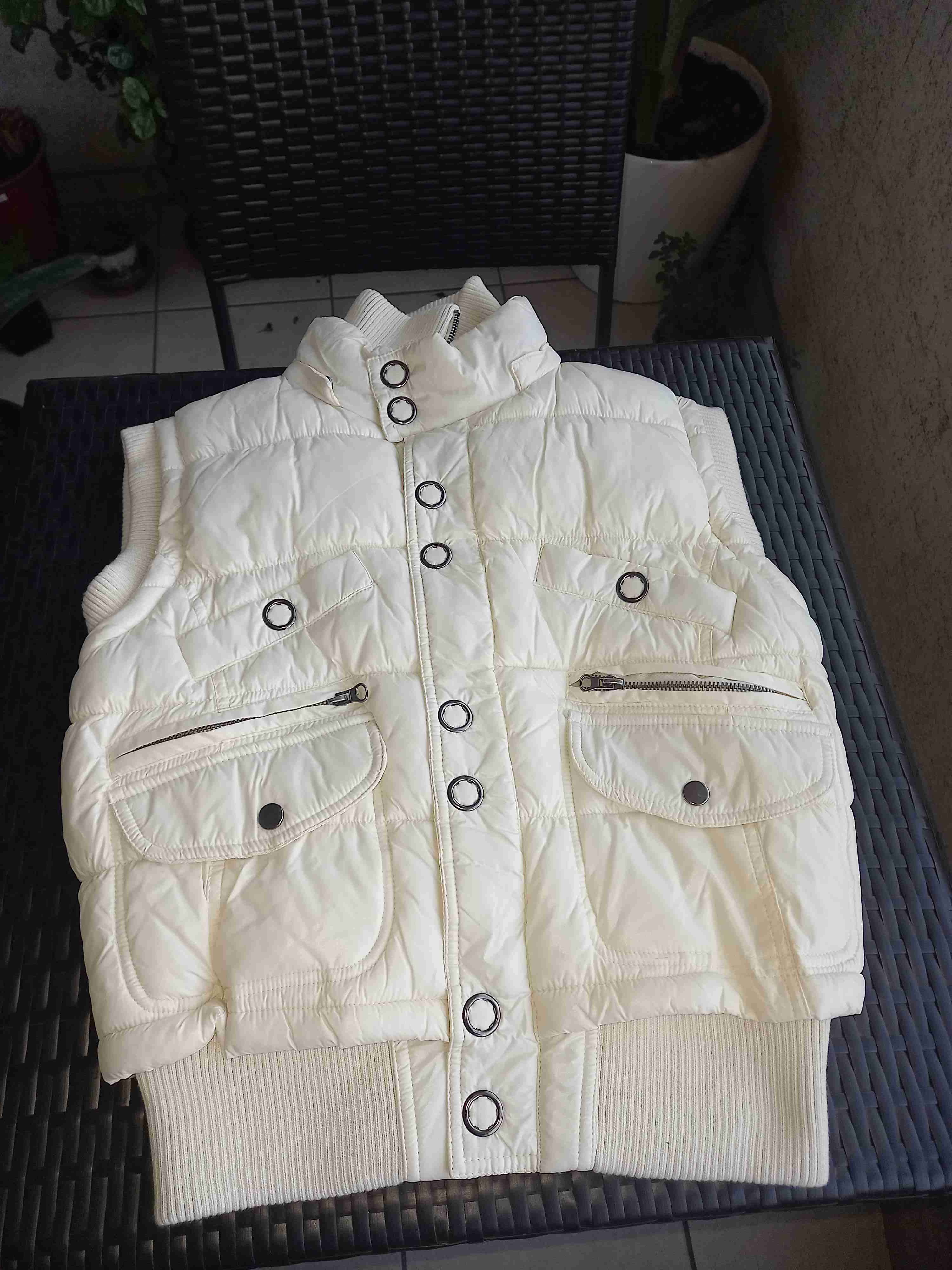 Chaleco acolchado blanco sin mangas - miniatura 1