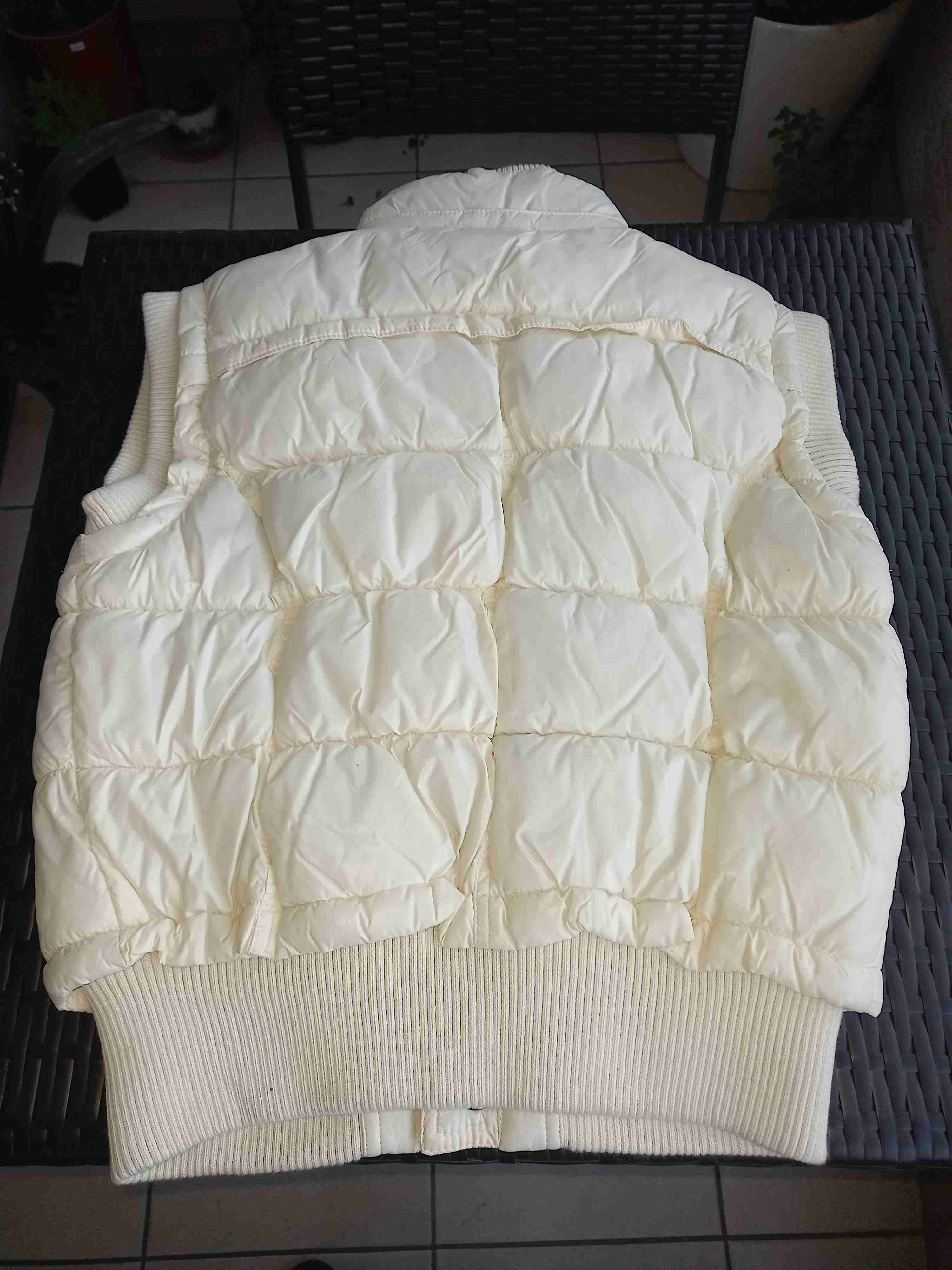 Chaleco acolchado blanco sin mangas - miniatura 3