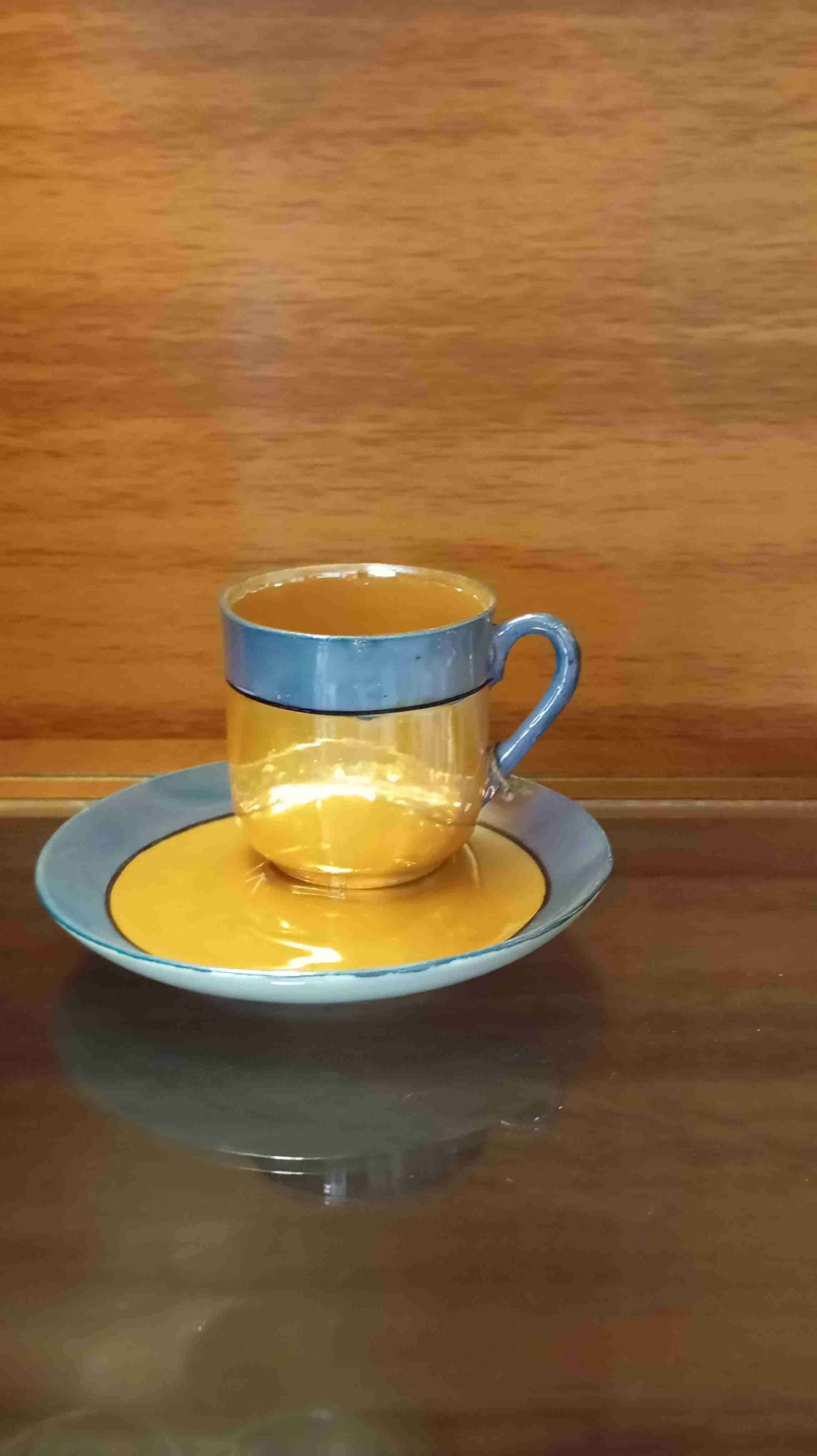 Taza de café dorada con plato - miniatura 2