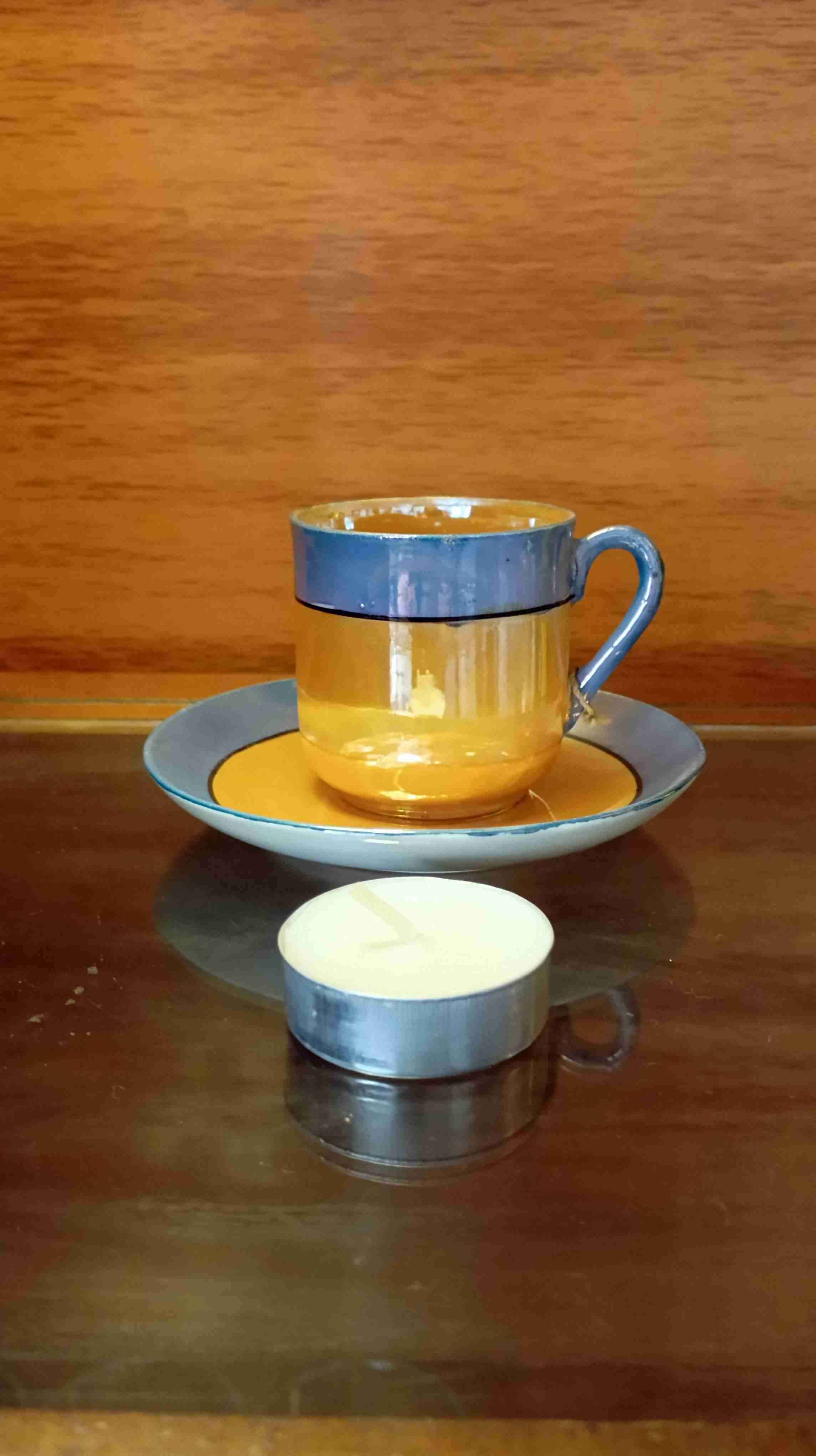 Taza de café dorada con plato - miniatura 3