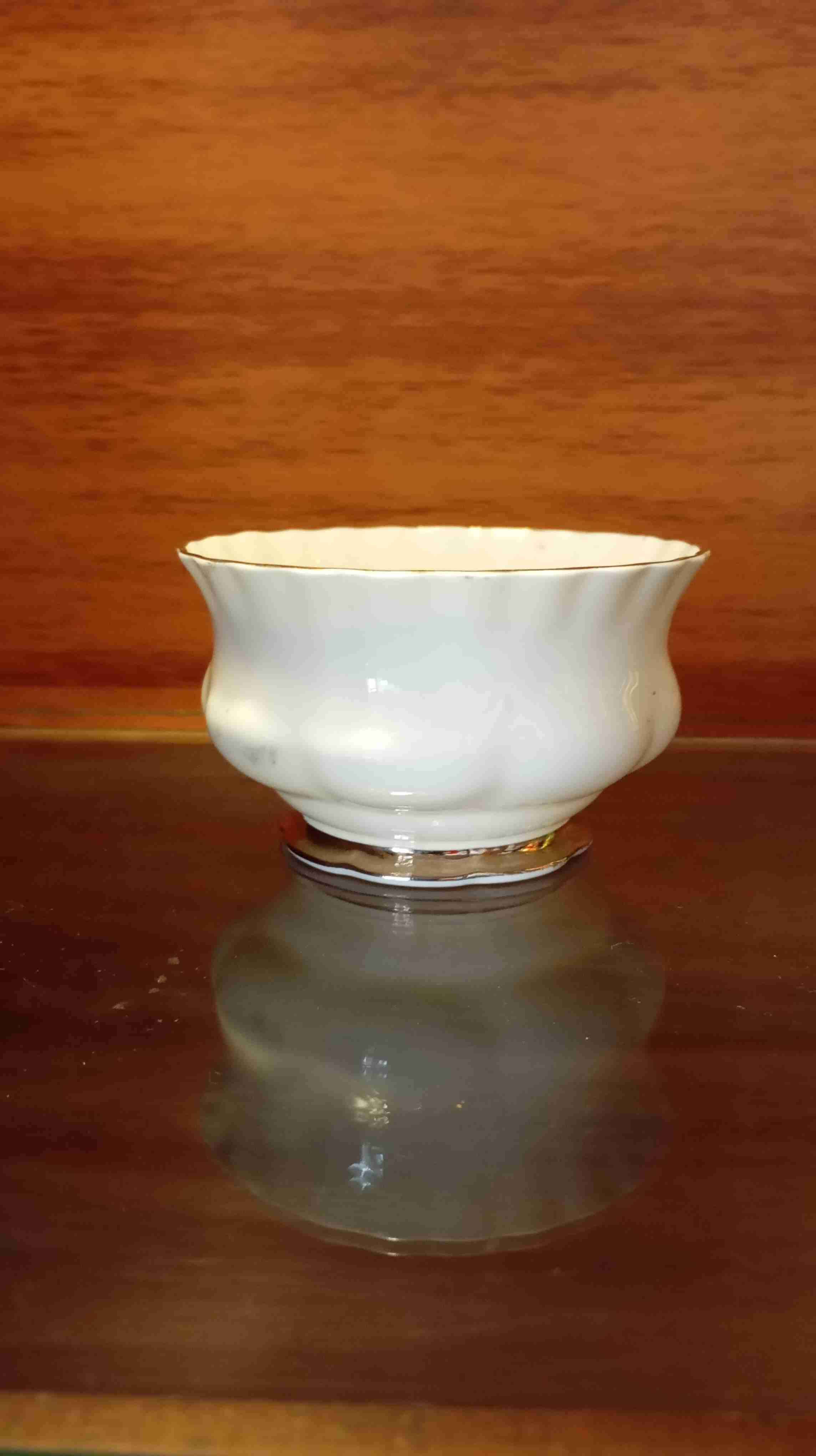 Bombonera de porcelana inglesa. - miniatura 1