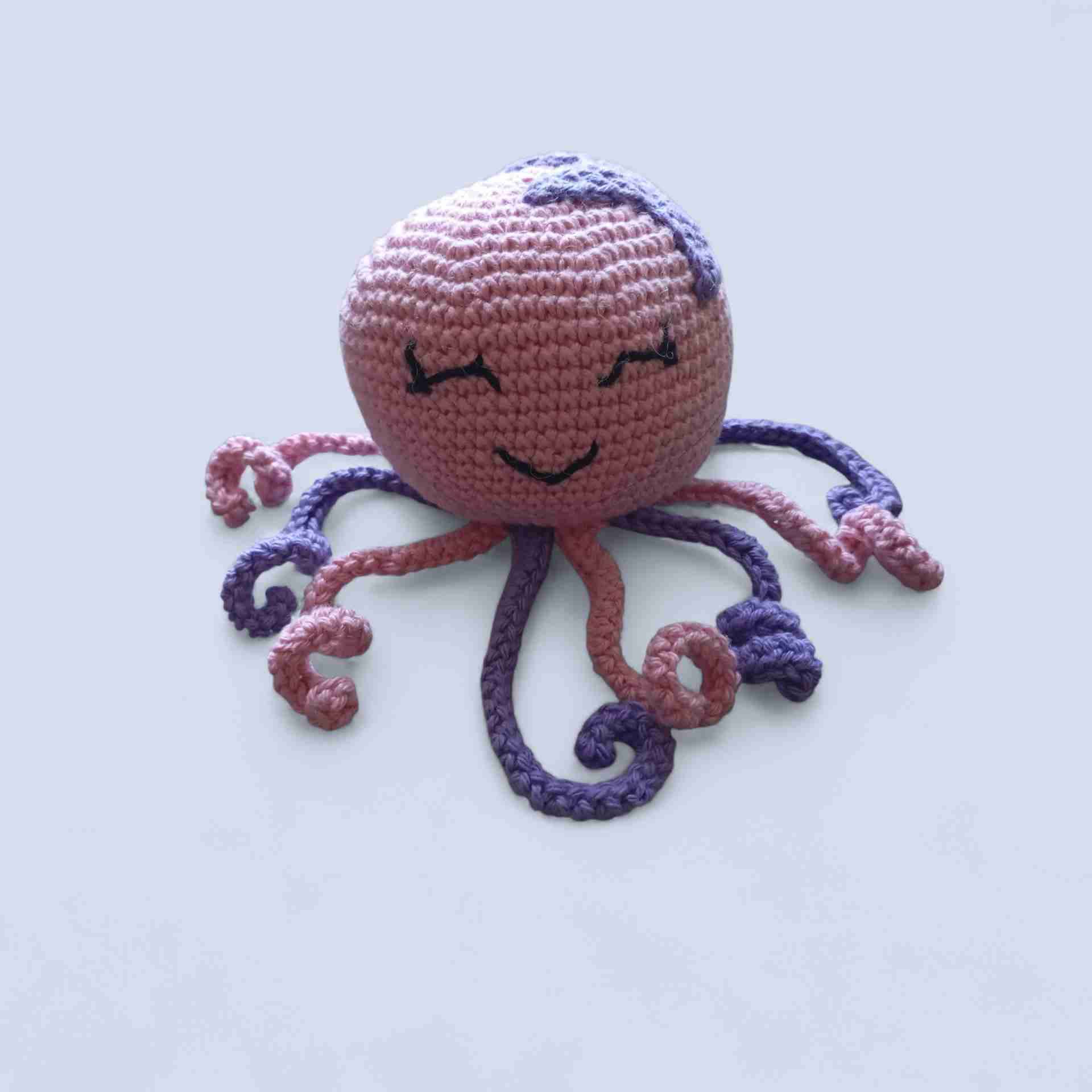 Pulpo de apego a crochet rosa y morado