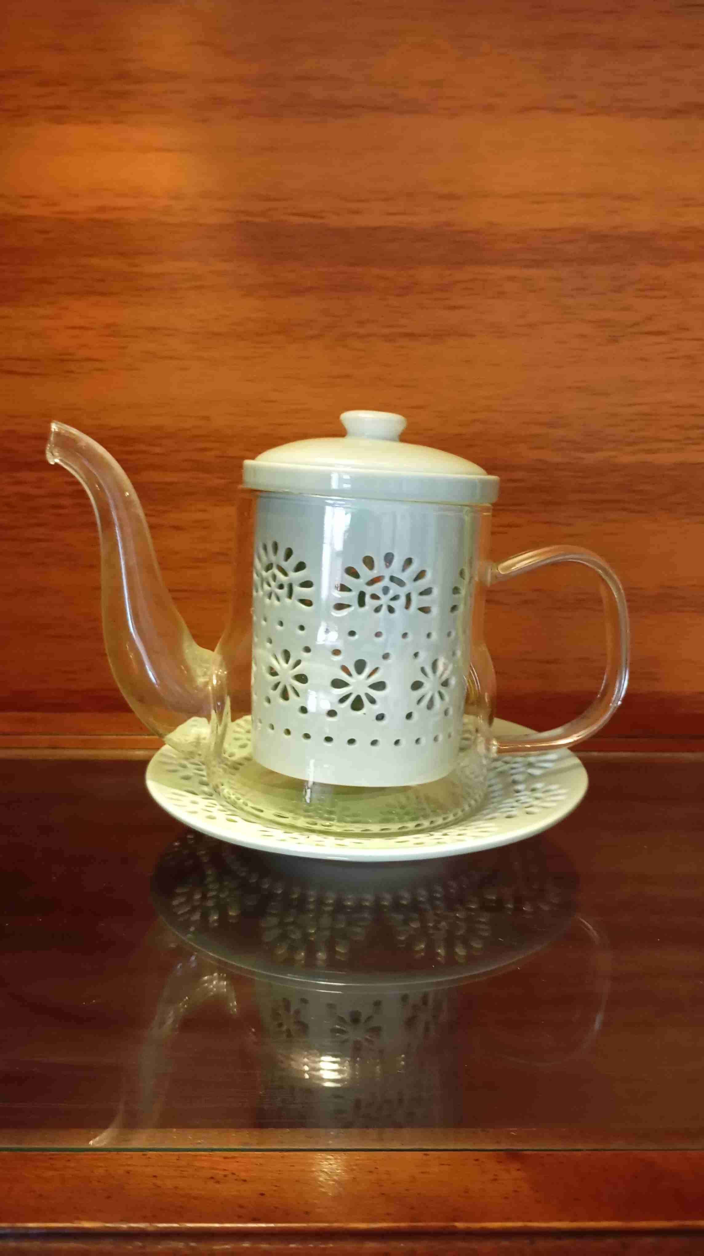 Tetera de vidrio con infusor y platillo. - miniatura 1