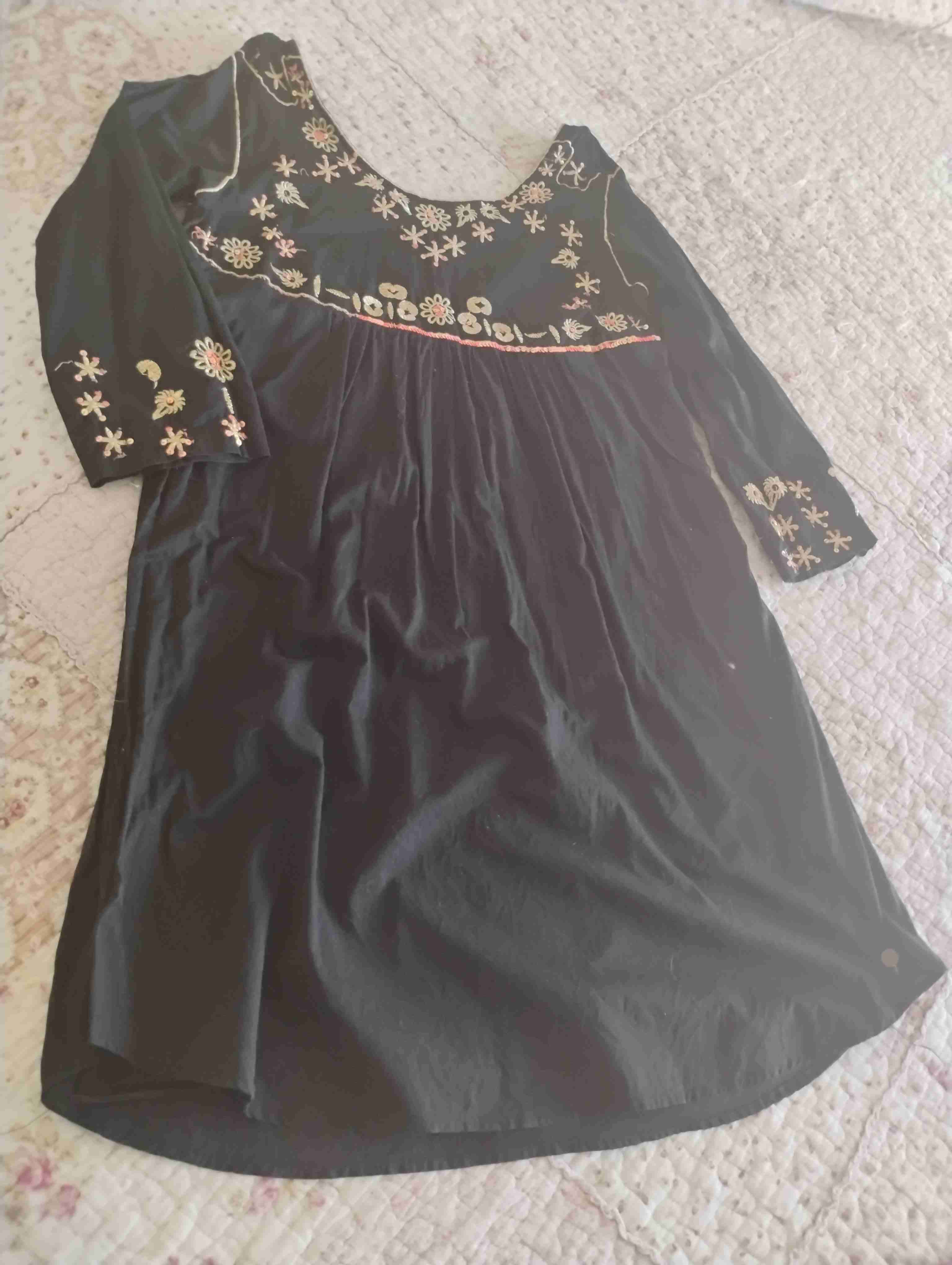 Vestido negro bordado - miniatura 1