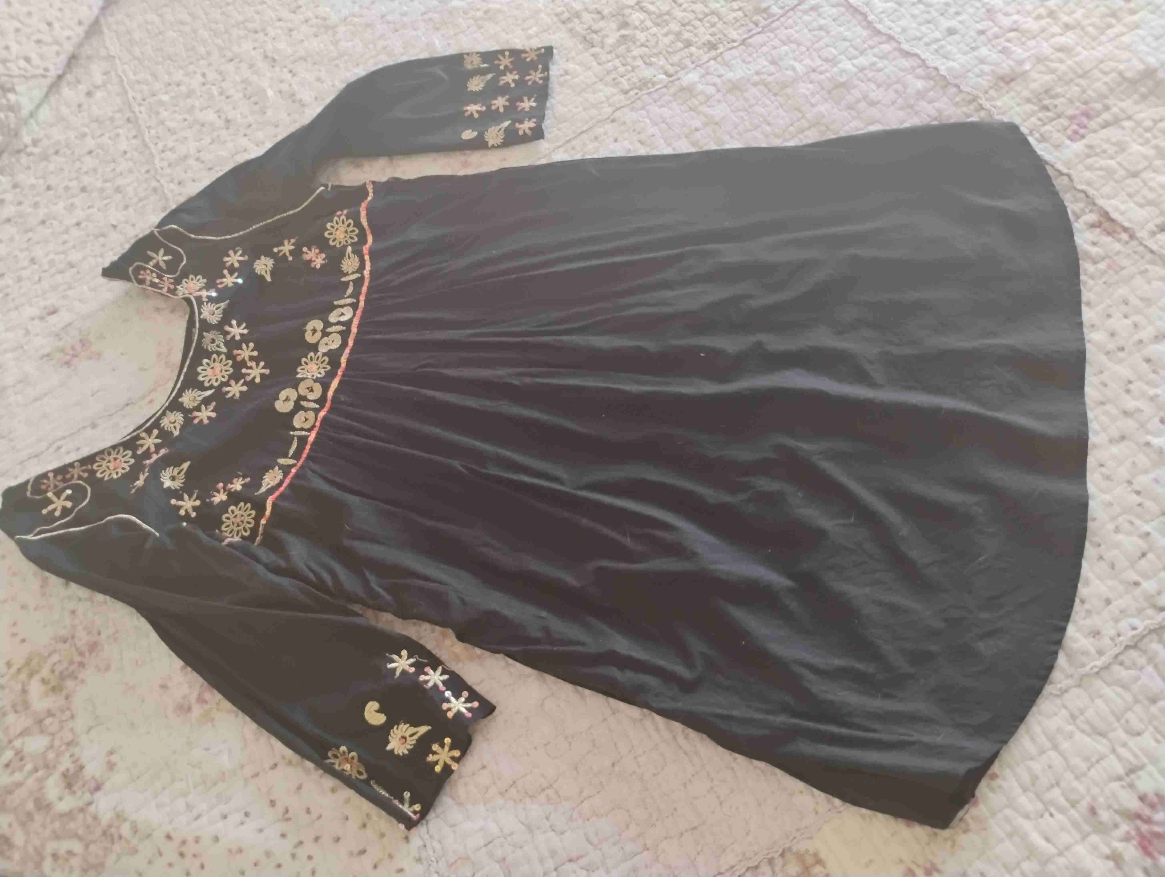 Vestido negro bordado - miniatura 2