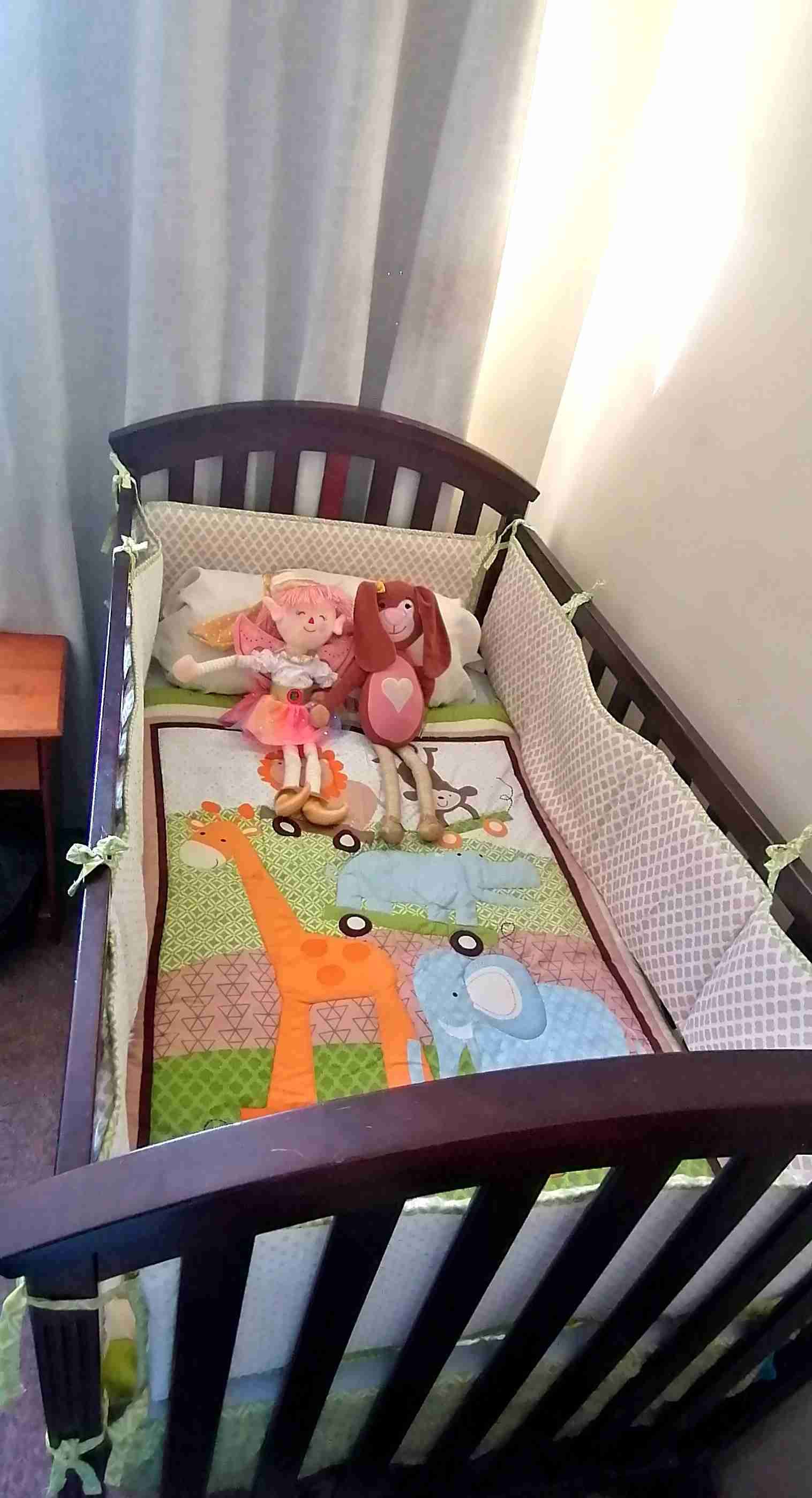 Cuna madera con colchón, cubrecama y protectores - miniatura 1