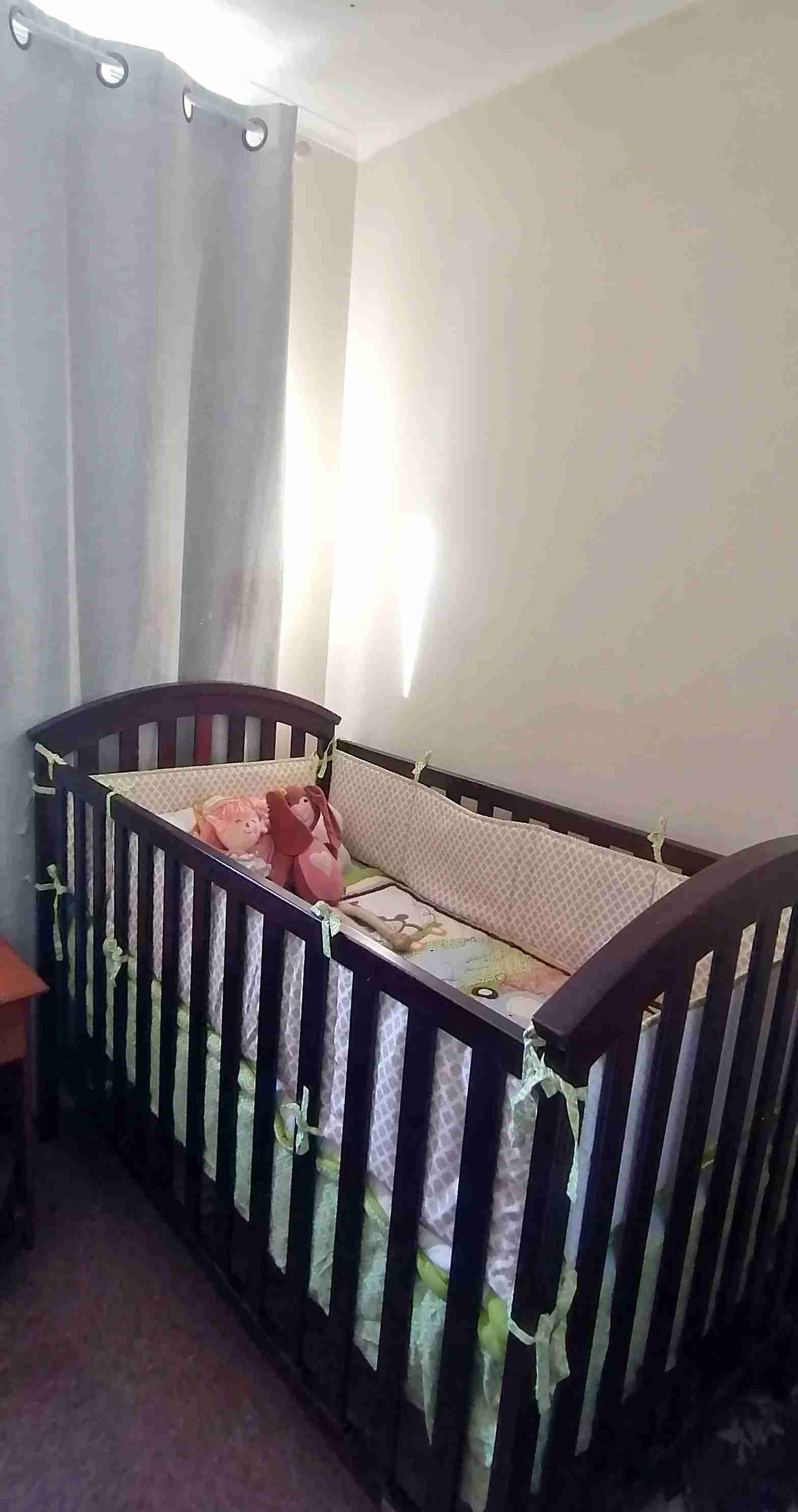 Cuna madera con colchón, cubrecama y protectores - miniatura 3