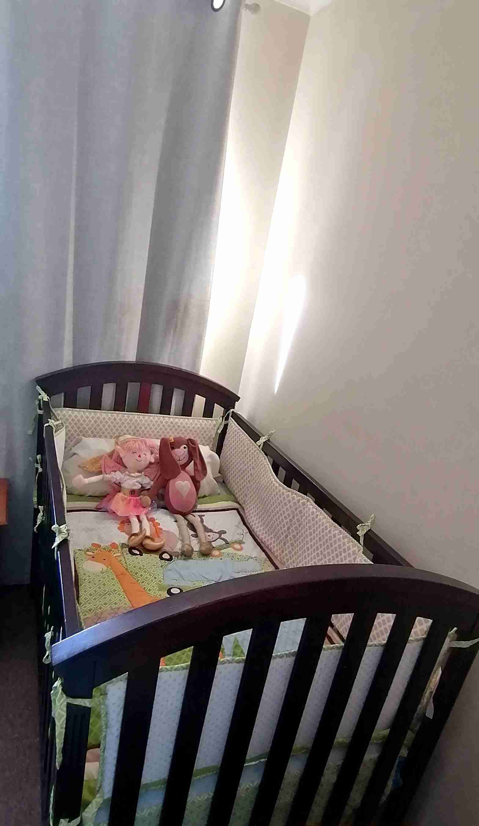 Cuna madera con colchón, cubrecama y protectores - miniatura 4