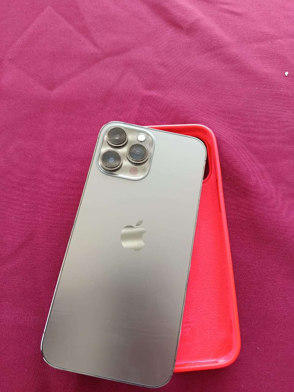 iPhone con carcasa roja - 1