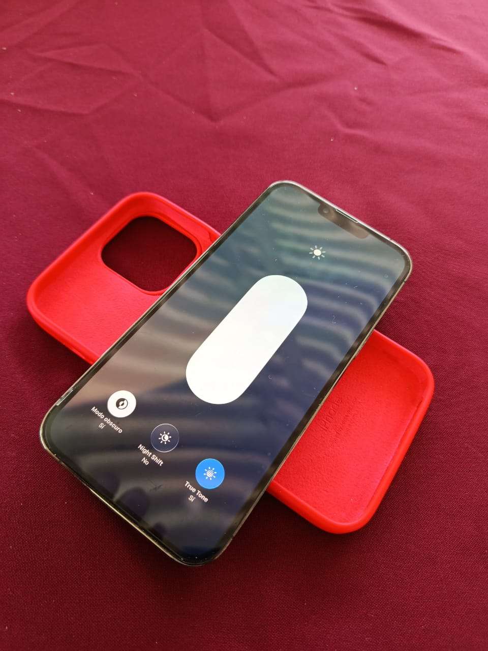 iPhone con carcasa roja - 2