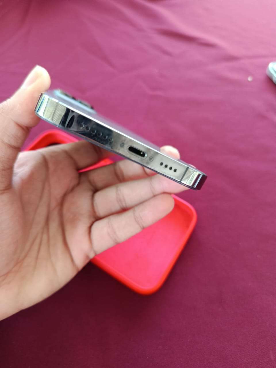 iPhone con carcasa roja - 3