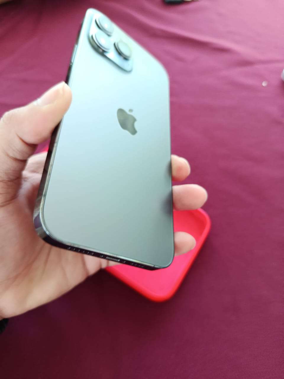 iPhone con carcasa roja - 6