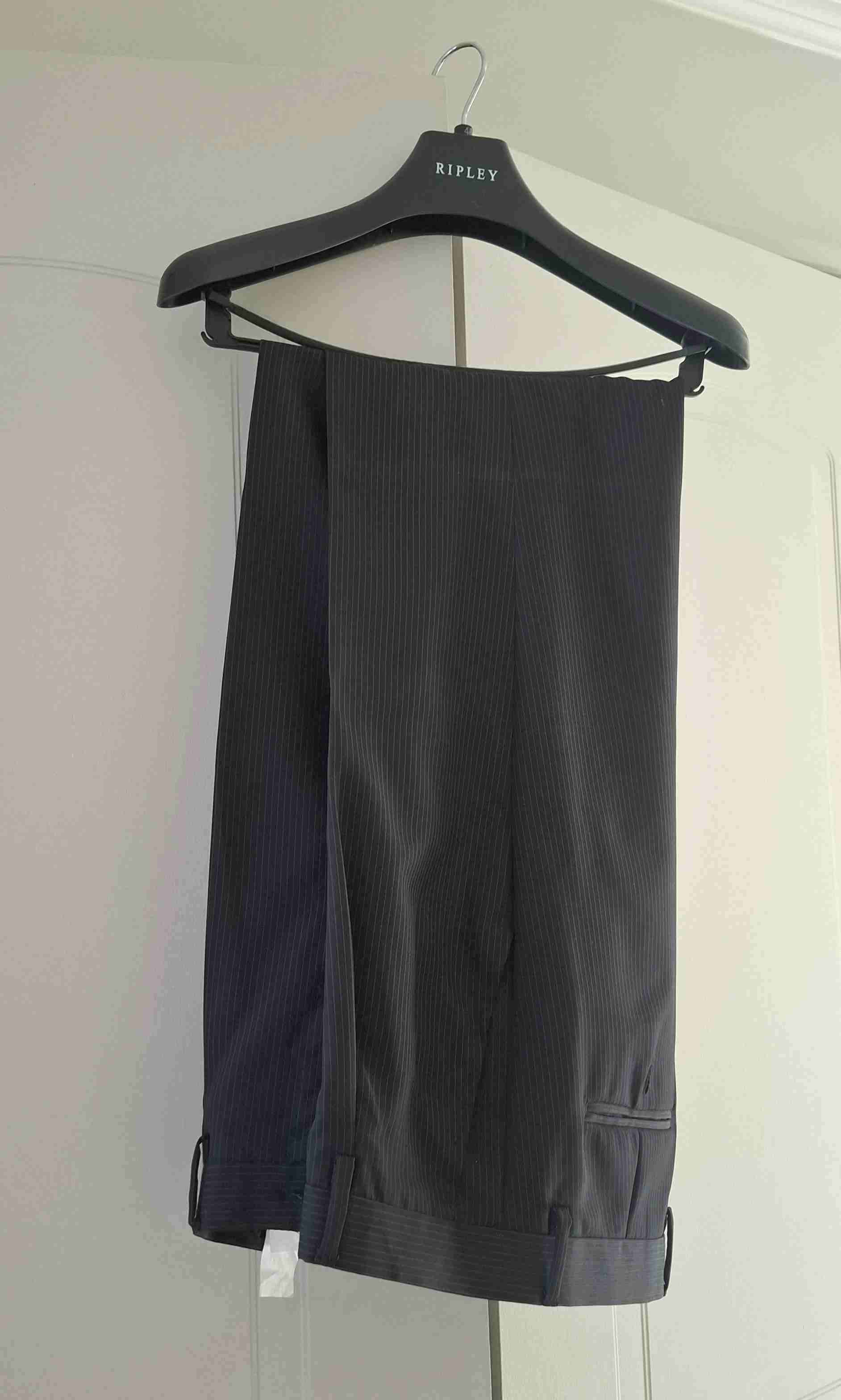 Traje gris oscuro a rayas - miniatura 2