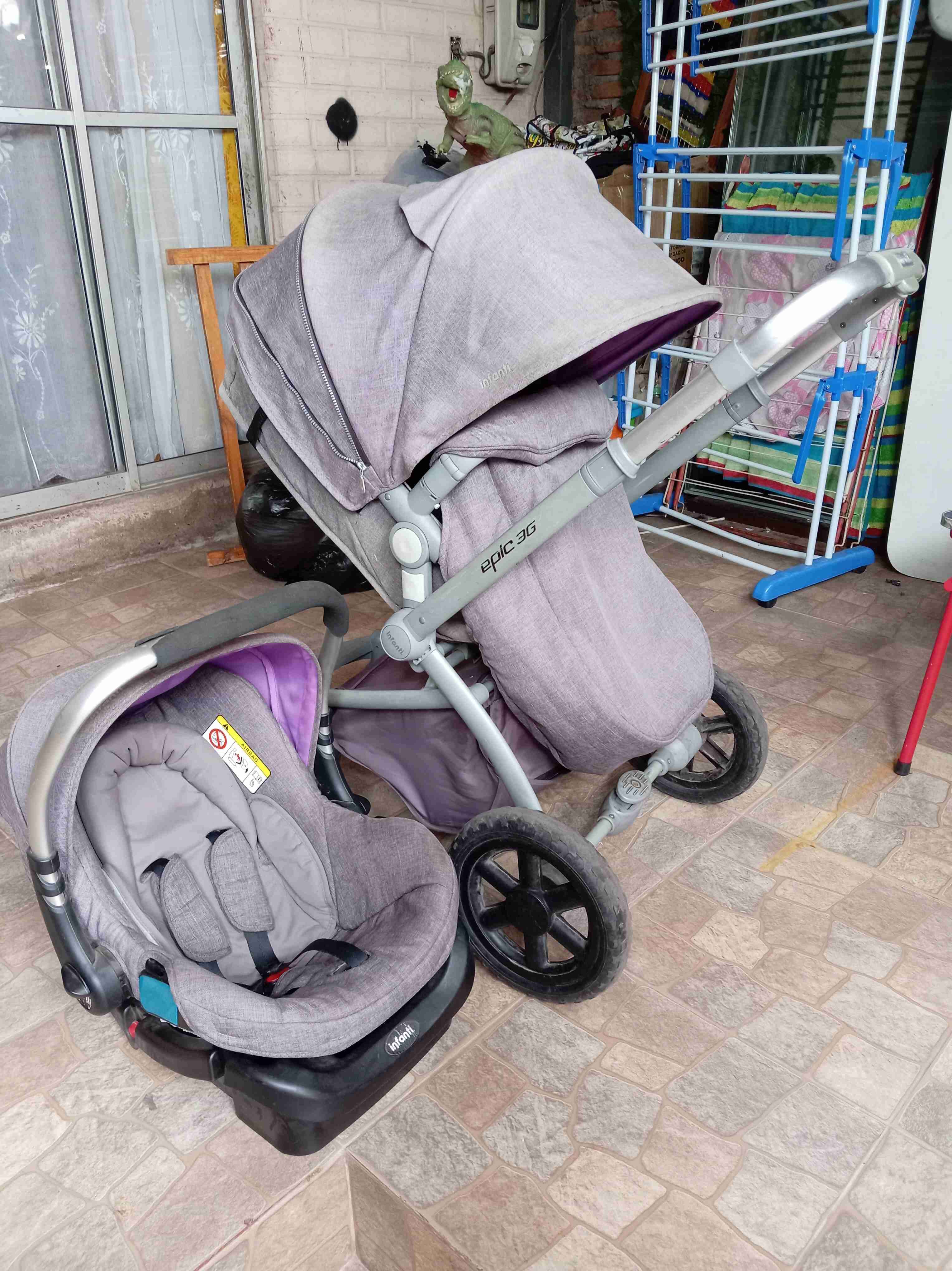 Coche con silla para bebé - miniatura 1