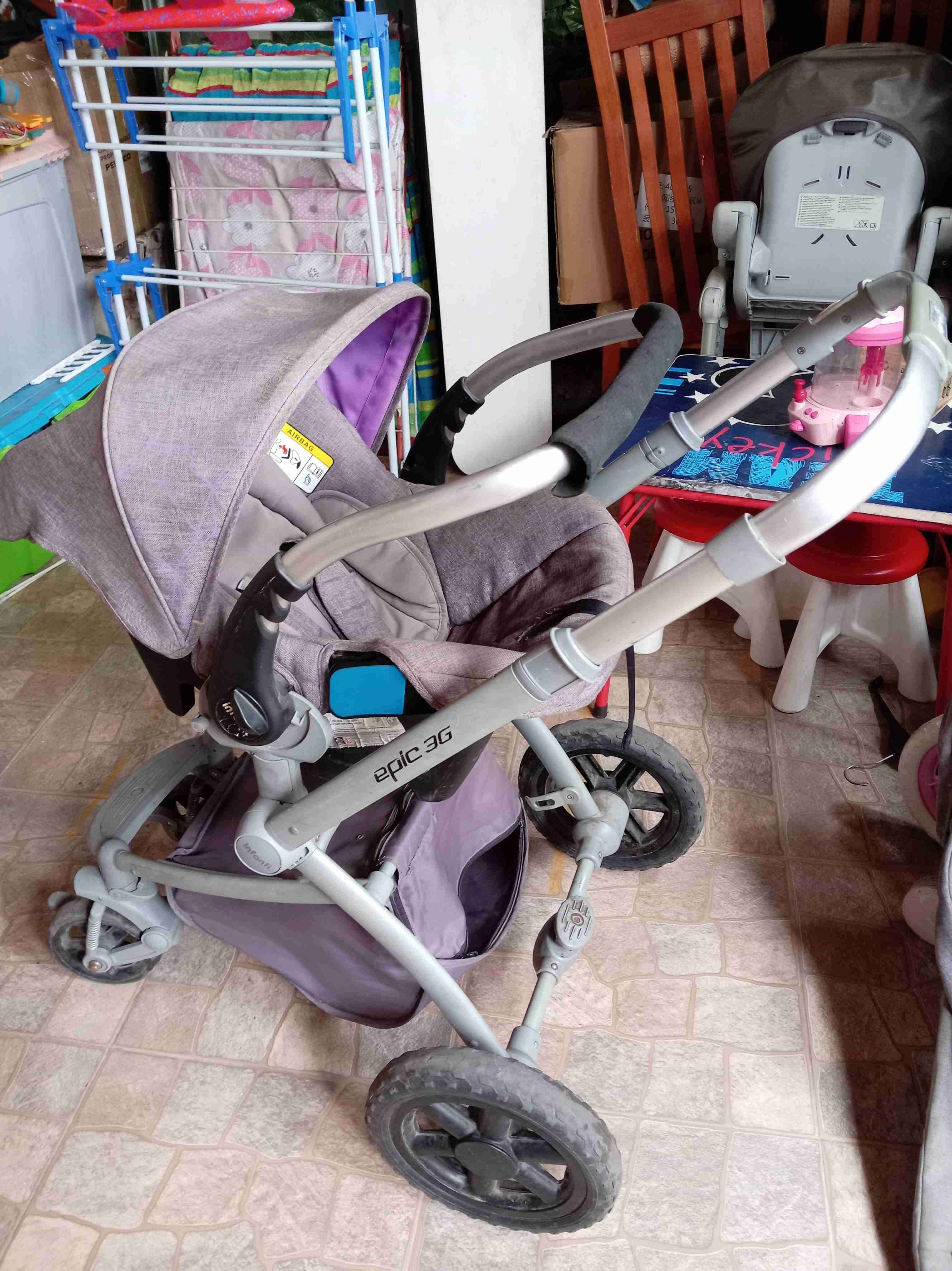 Coche con silla para bebé - miniatura 2