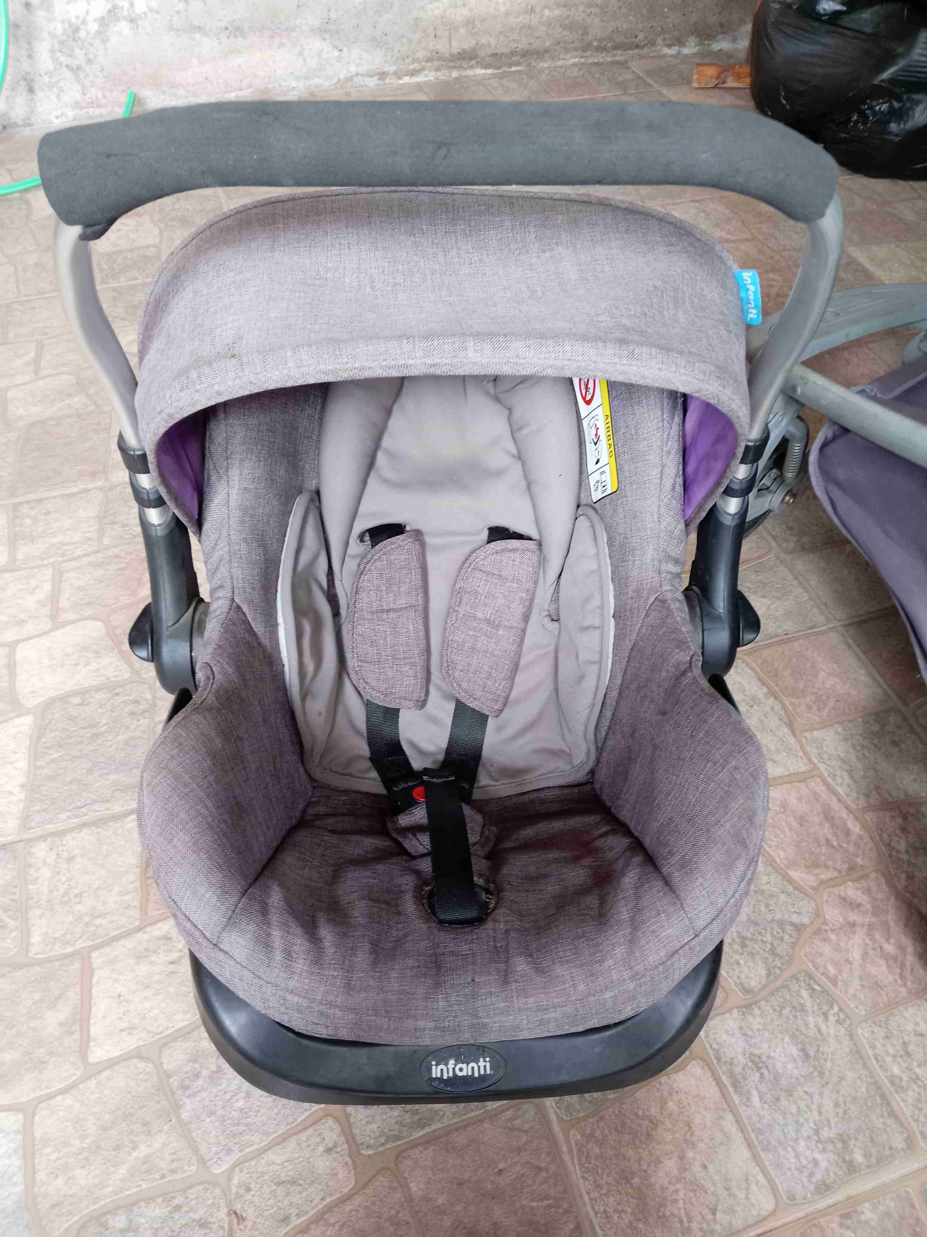 Coche con silla para bebé - miniatura 3