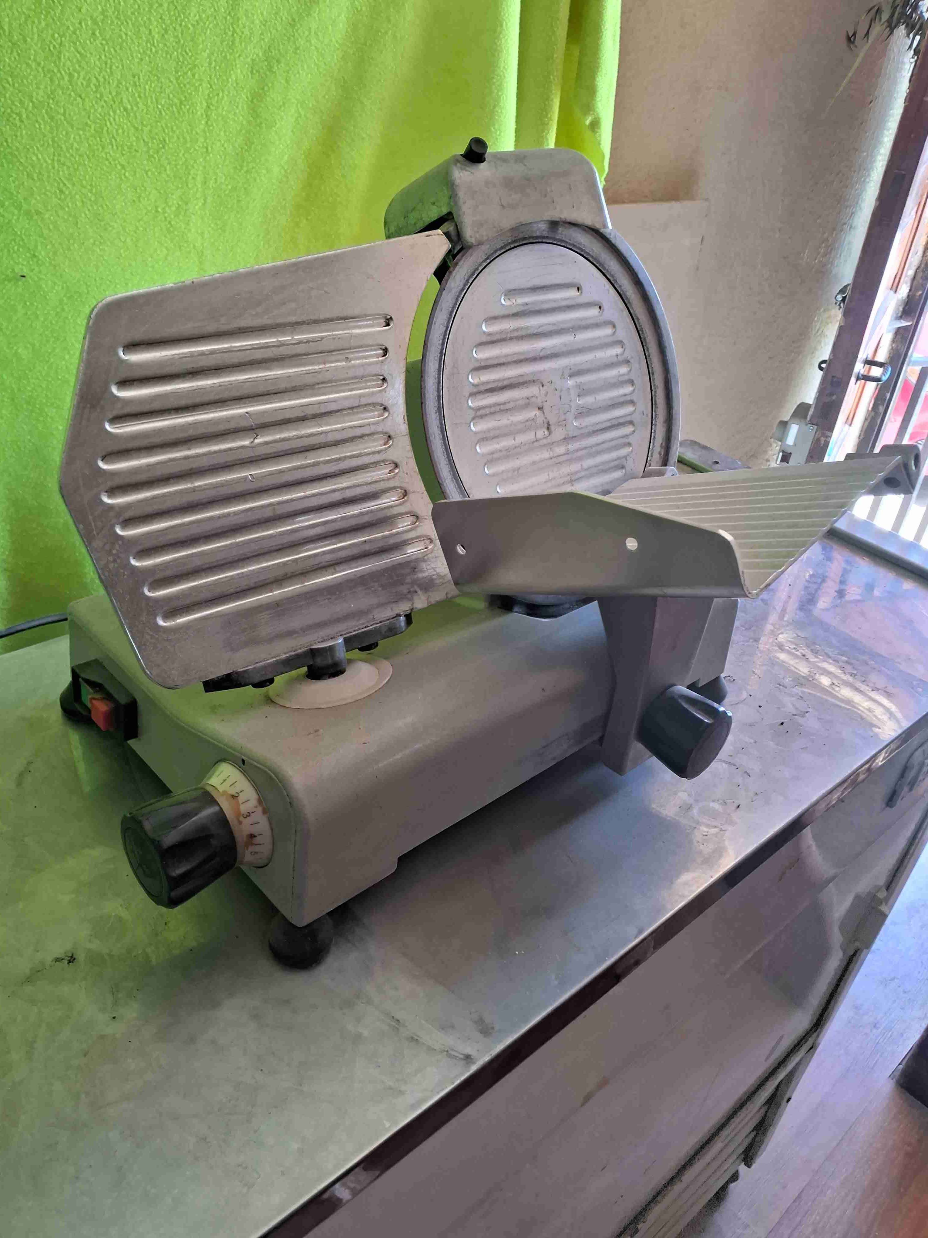 Cortadora de fiambres metálica