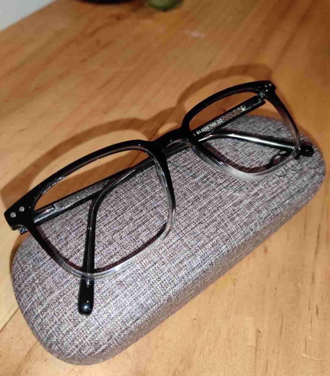 Lentes ópticos negros con estuche - miniatura 1