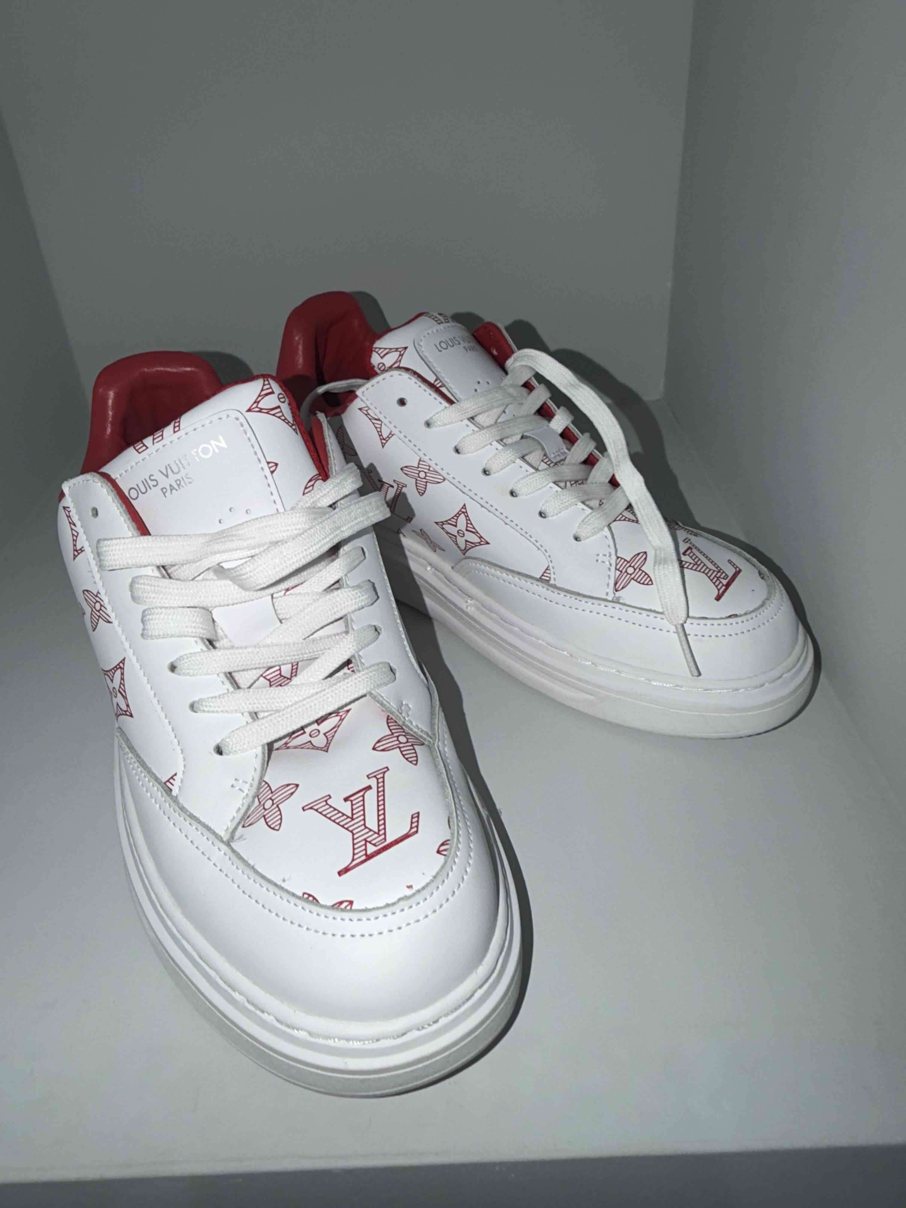 Zapatillas estilo LV blancas con rojo - miniatura 1