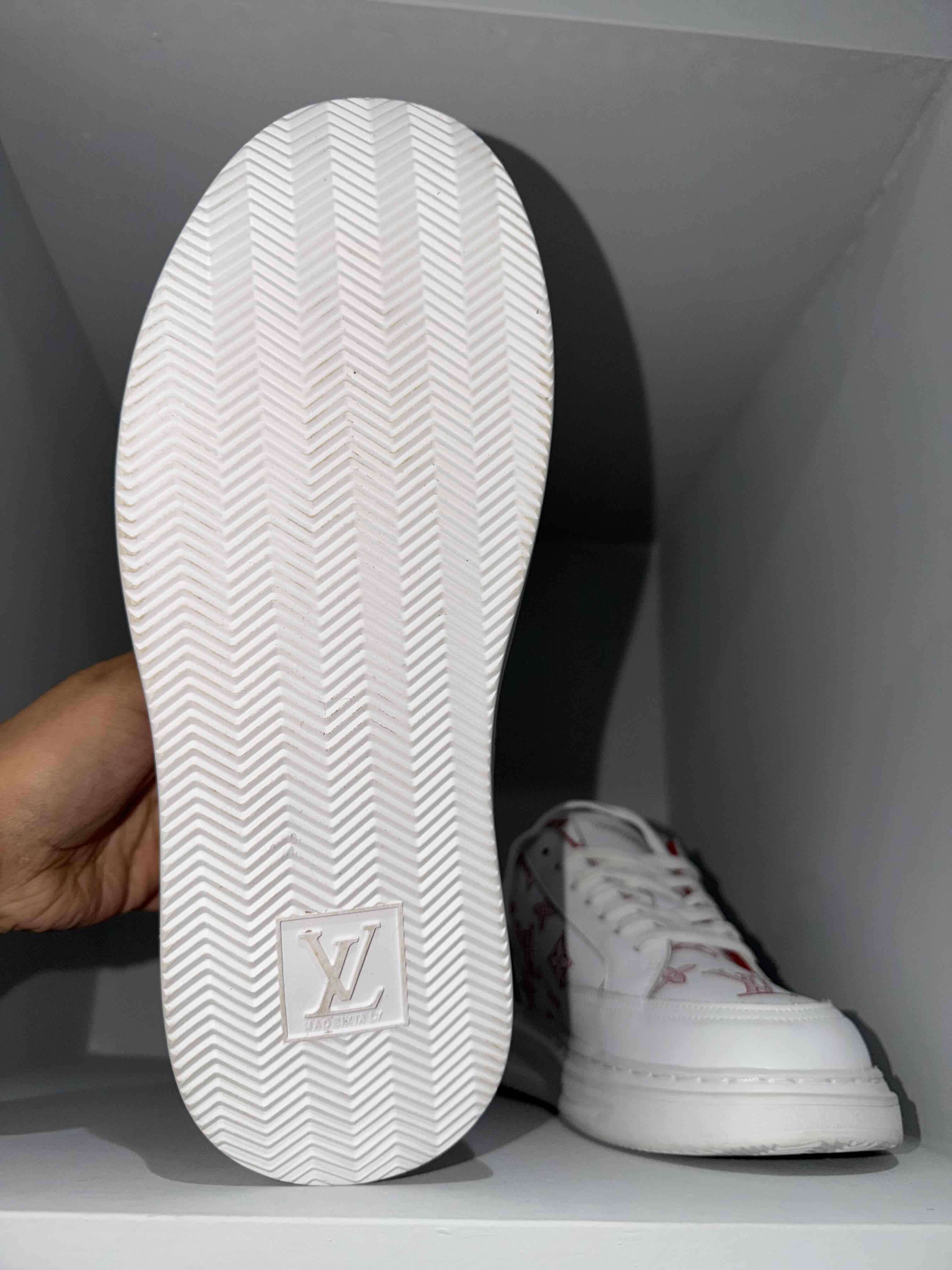 Zapatillas estilo LV blancas con rojo - miniatura 2