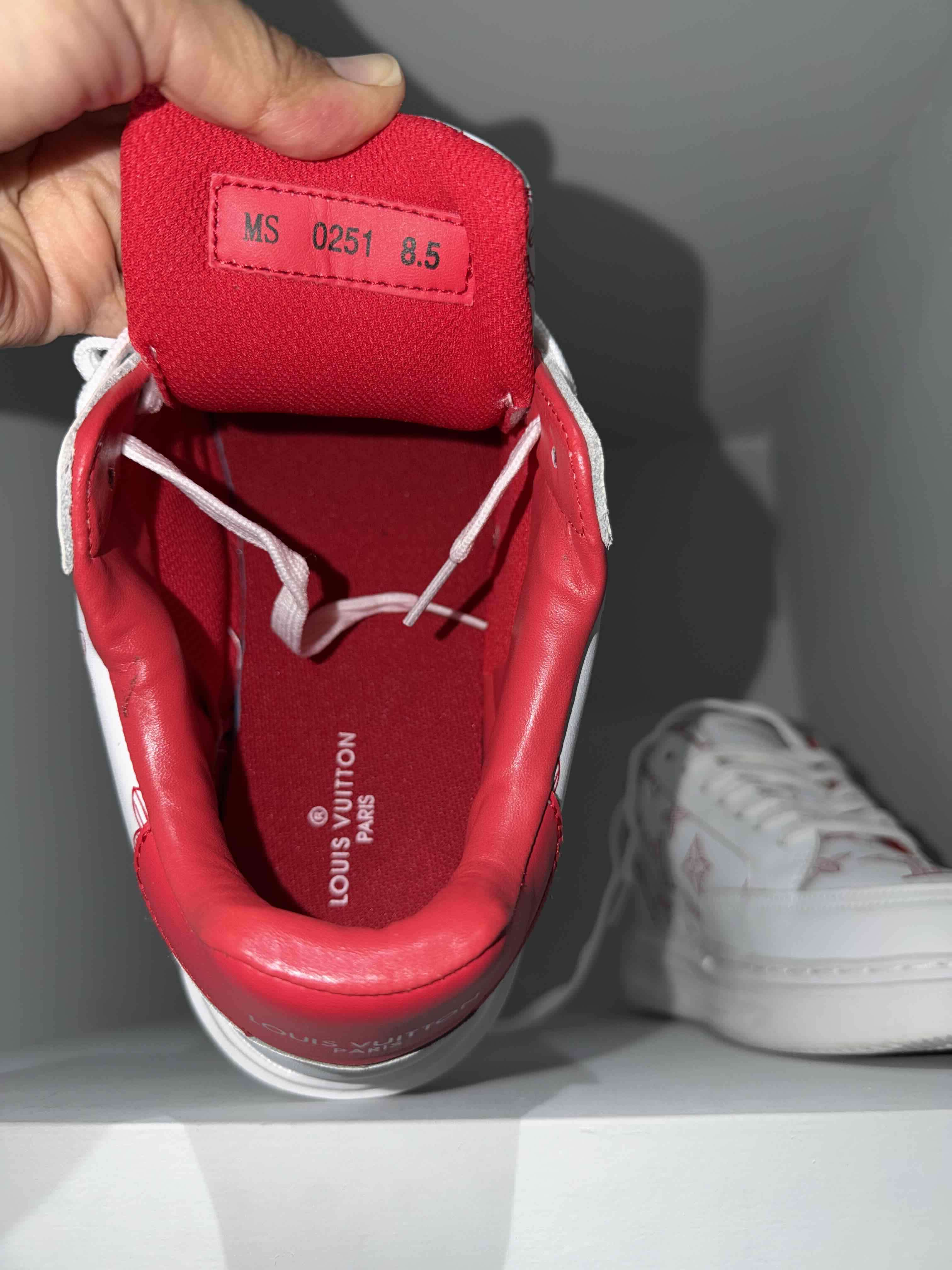 Zapatillas estilo LV blancas con rojo - miniatura 3