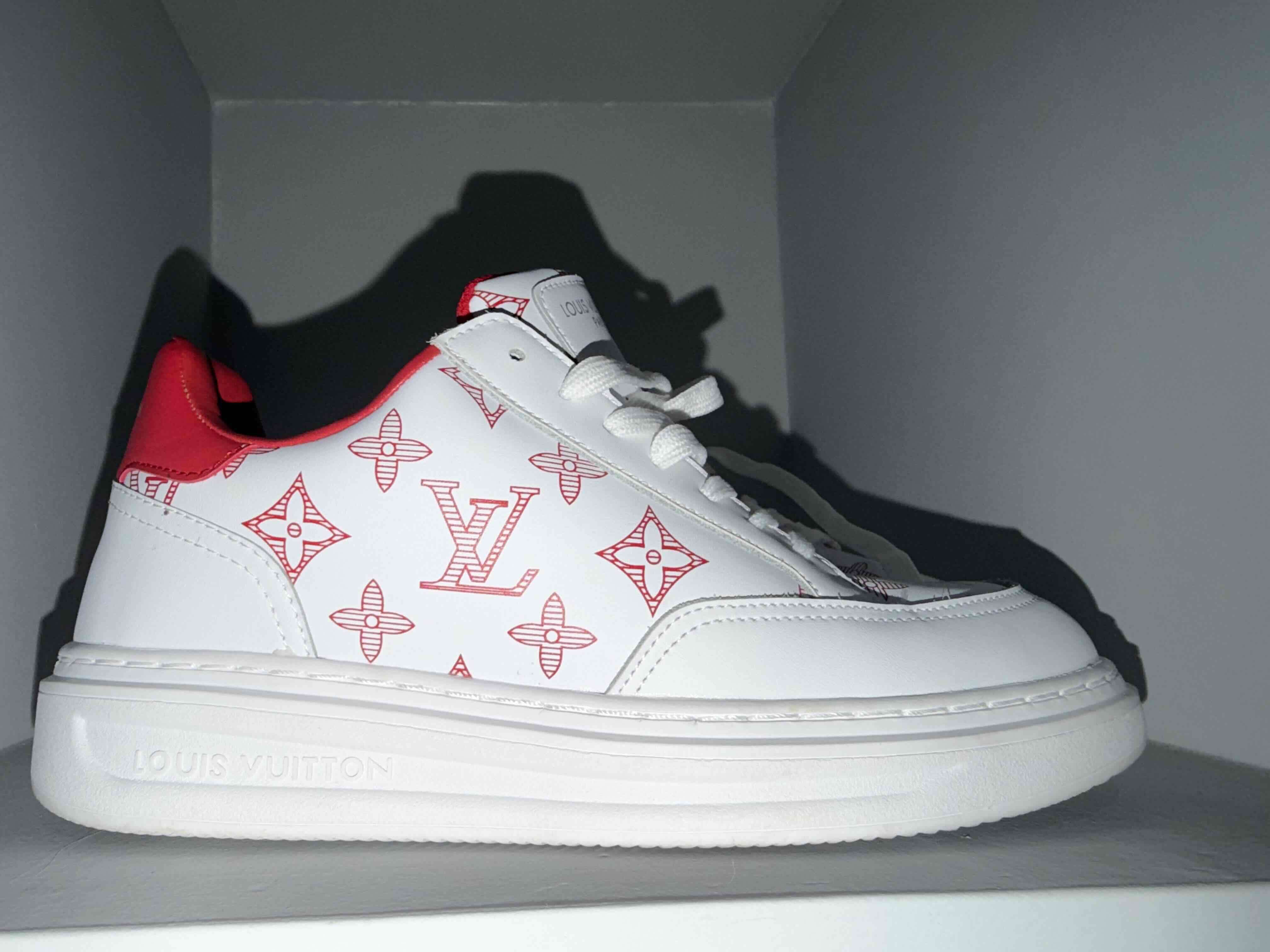 Zapatillas estilo LV blancas con rojo - miniatura 5