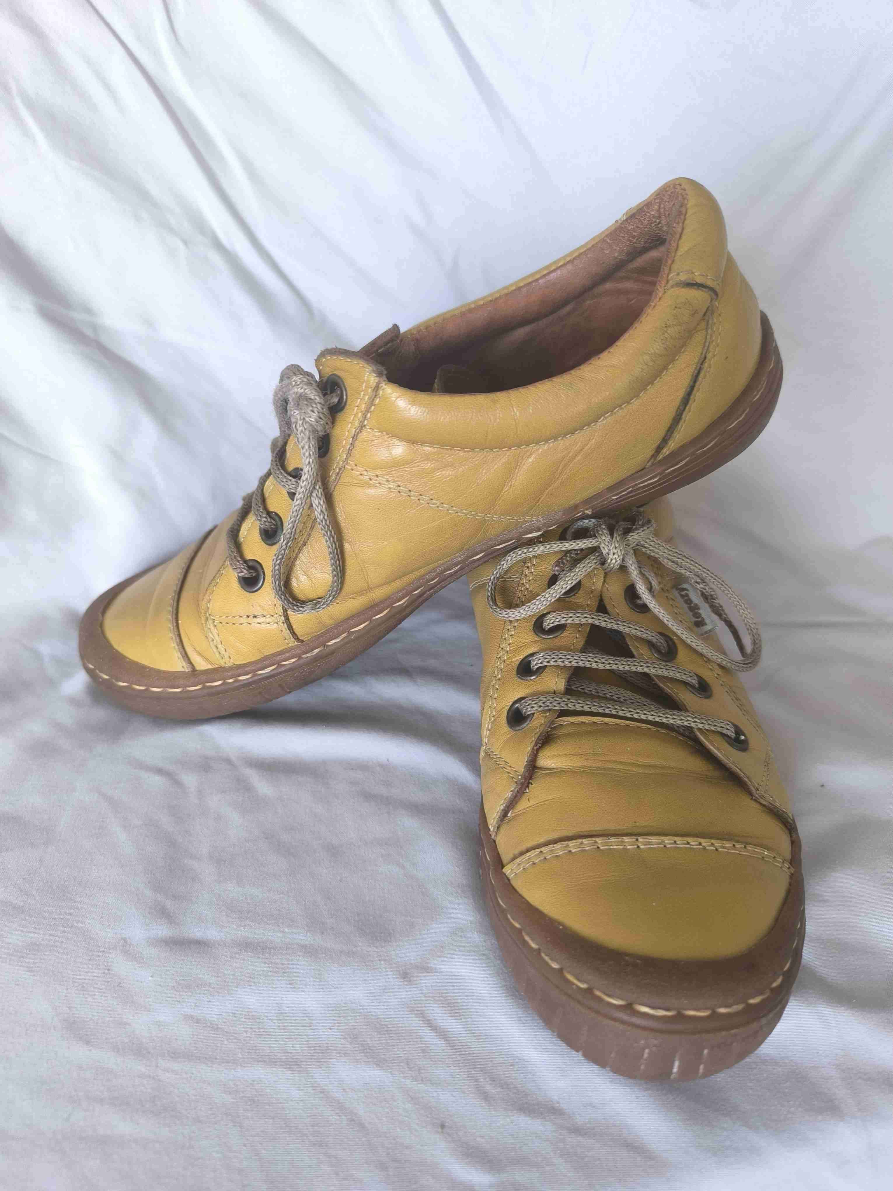 Zapatos amarillos de cuero vintage - miniatura 1