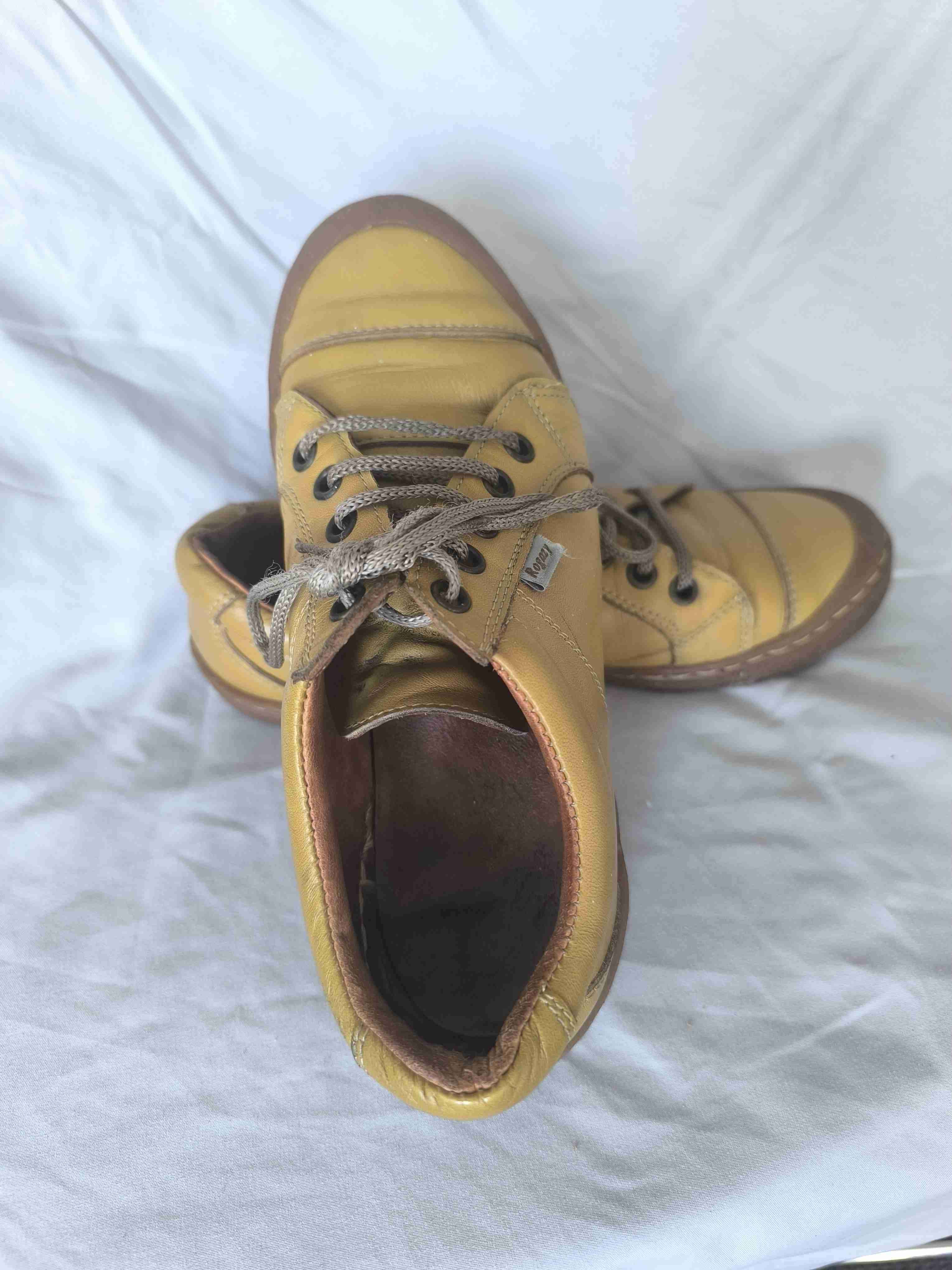 Zapatos amarillos de cuero vintage - miniatura 2