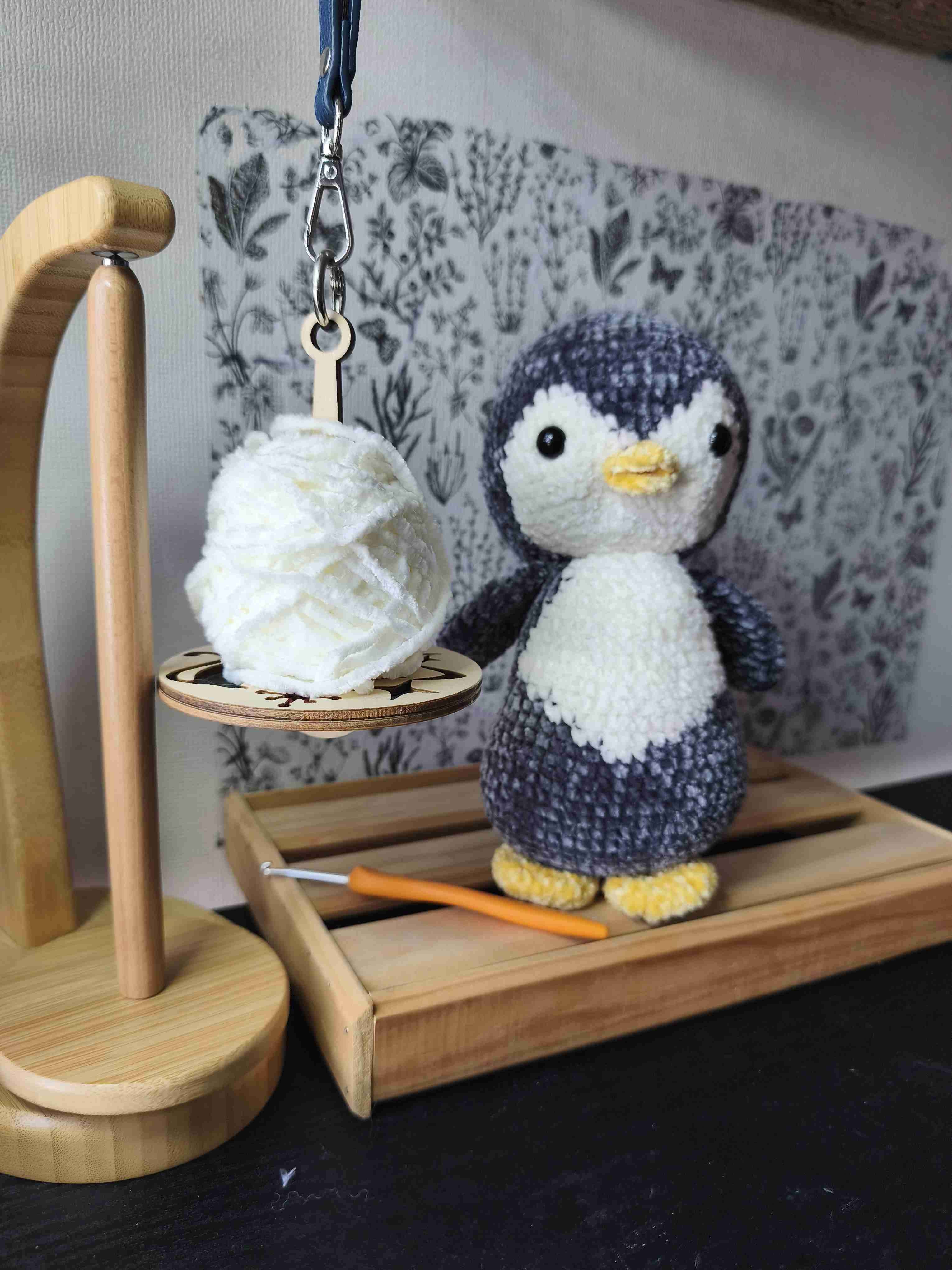 Muñeco tejido pingüino a crochet - miniatura 1