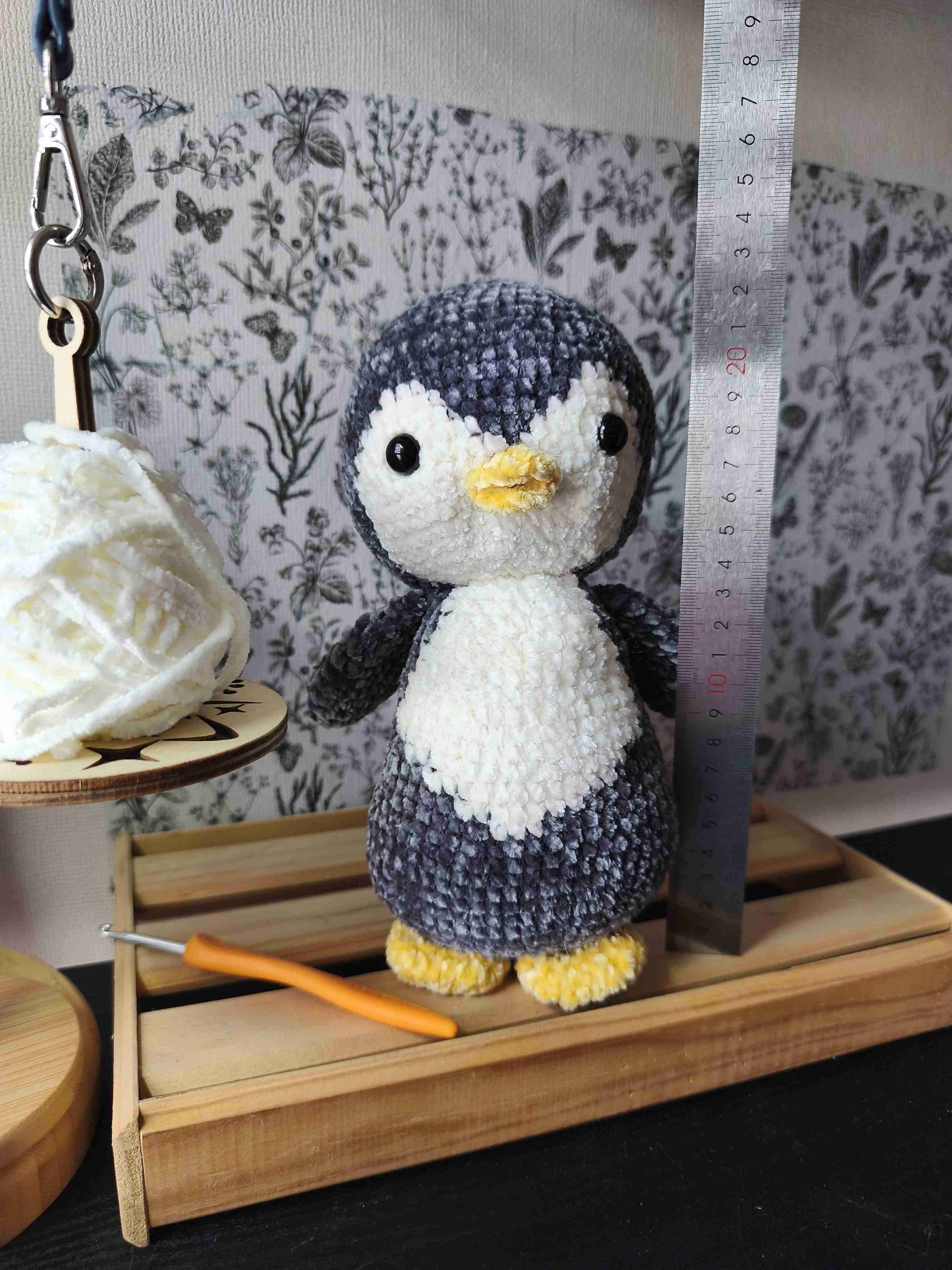 Muñeco tejido pingüino a crochet - miniatura 2