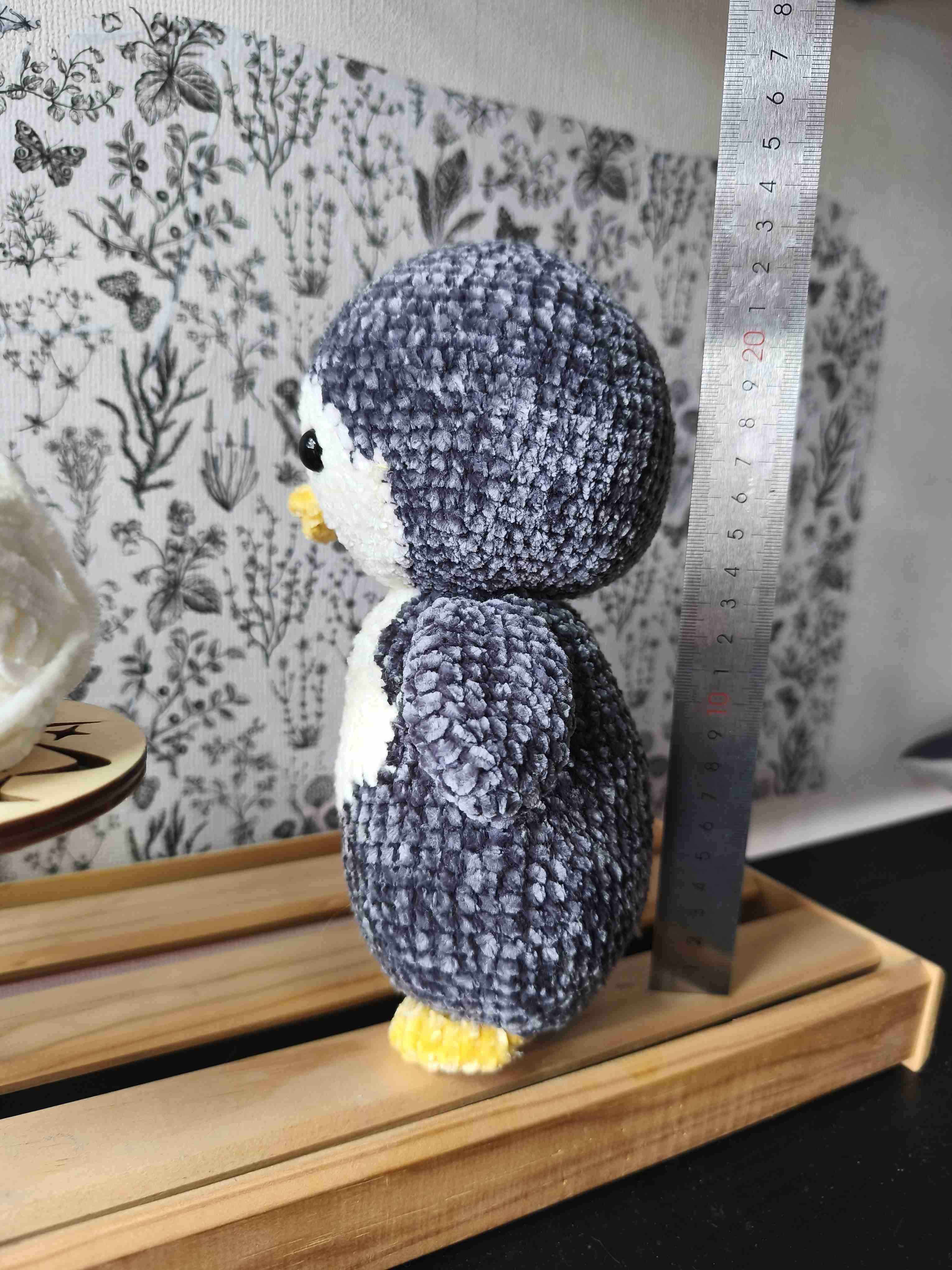 Muñeco tejido pingüino a crochet - miniatura 3