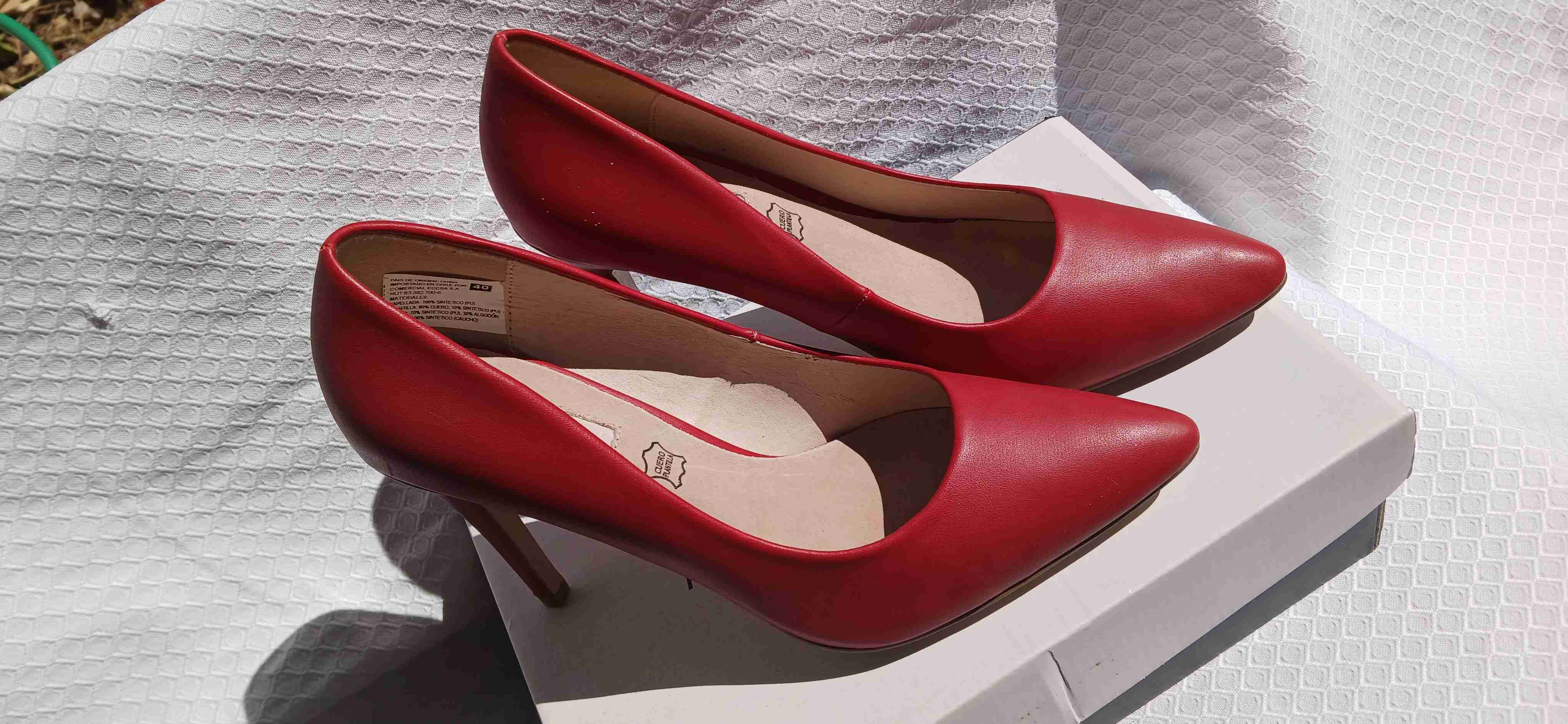 Tacones rojos de cuero - miniatura 2