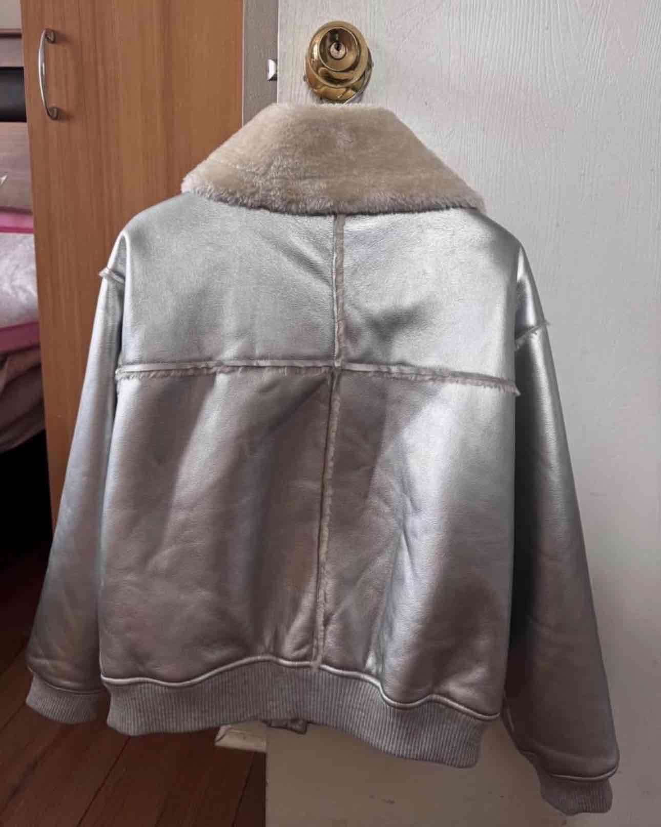 Chaqueta metálica con cuello de piel - miniatura 2