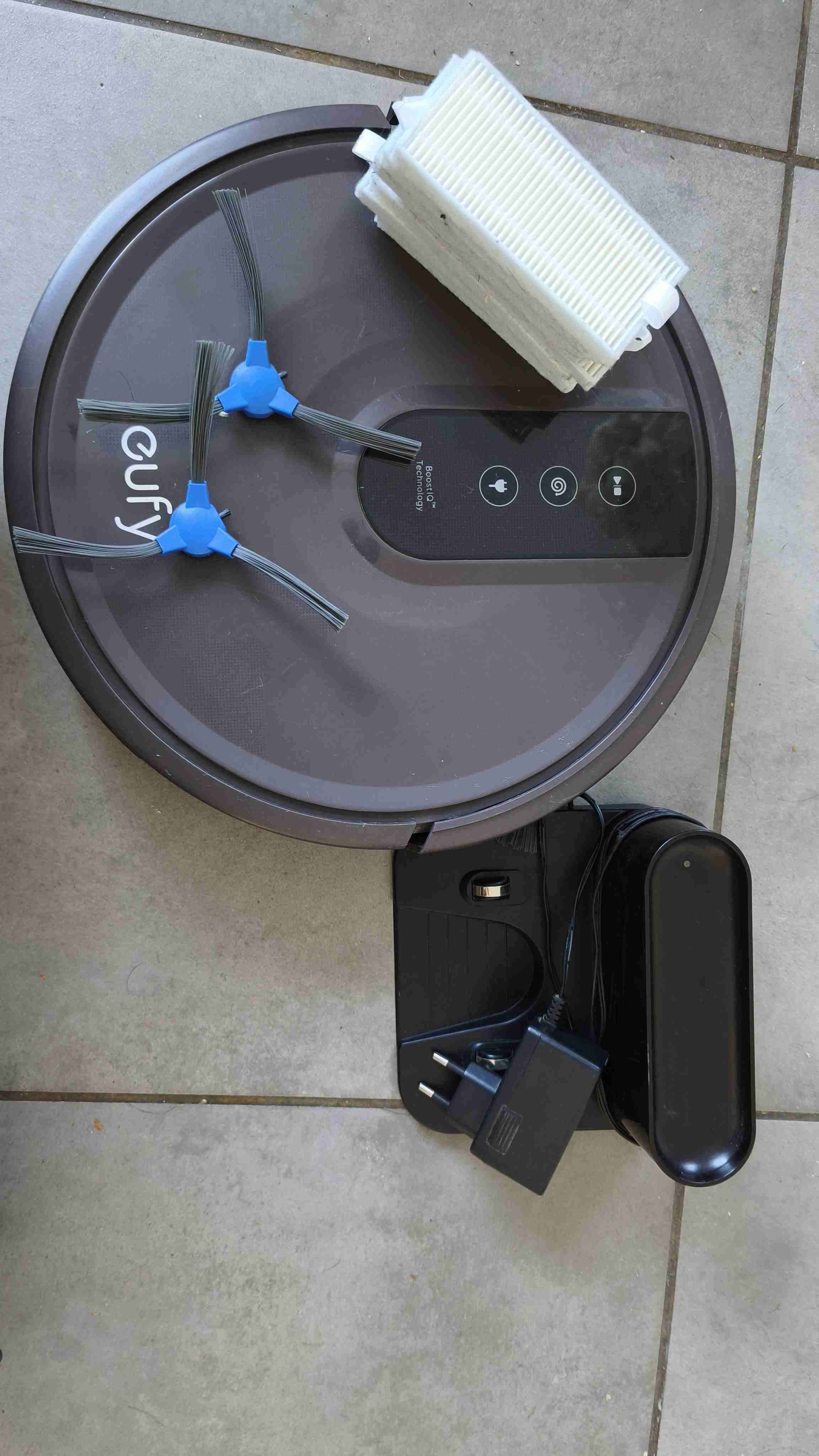 Robot aspiradora Eufy con accesorios - miniatura 1